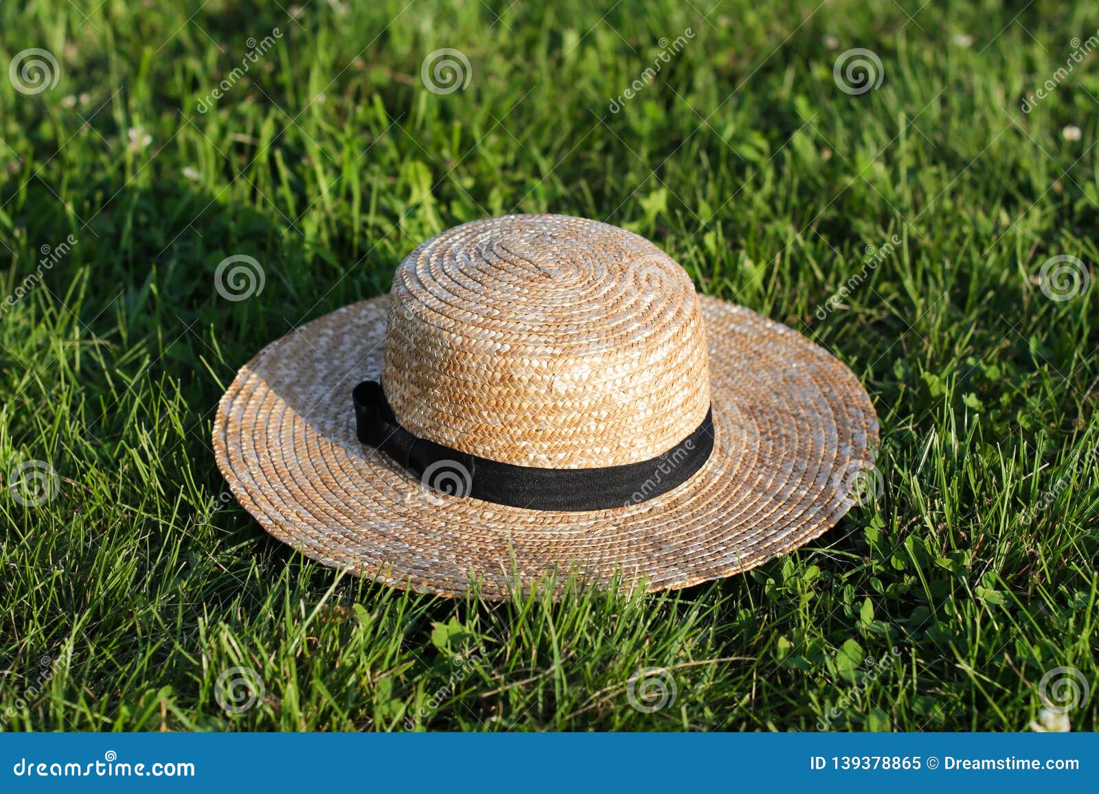 Woman Hat Stay on the Grass Stock Image - Image of stay, online: 139378865