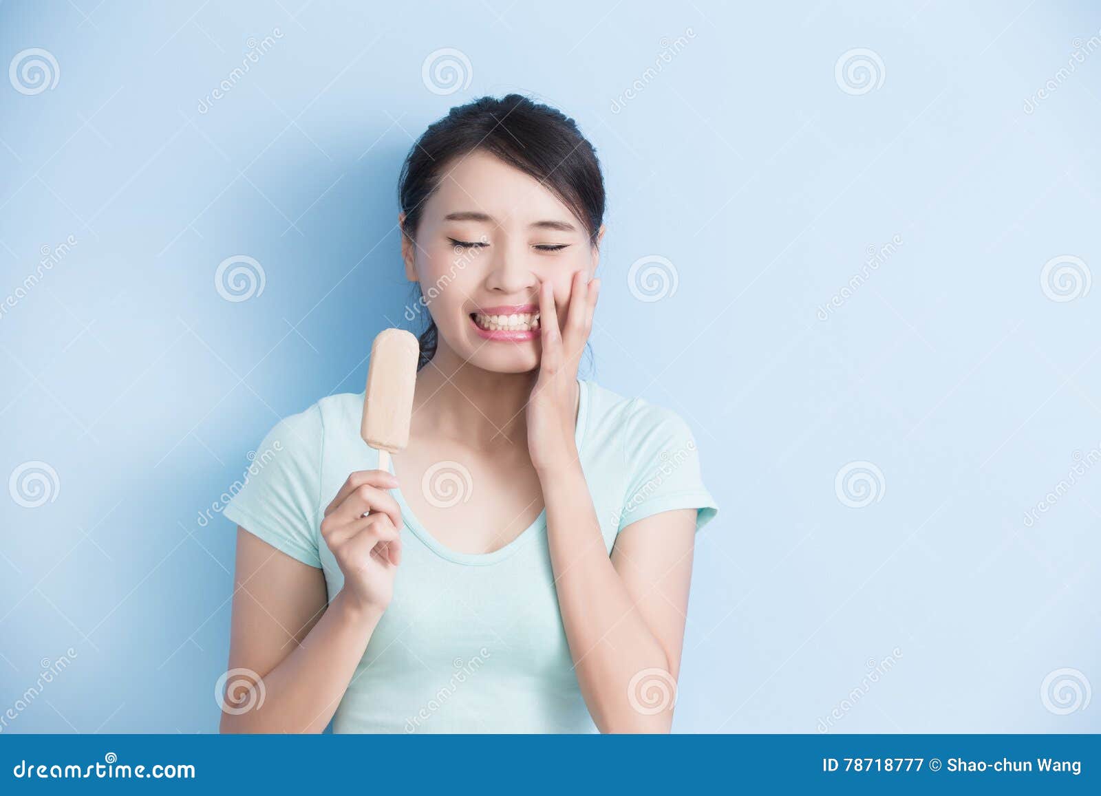 woman have sensitive teeth