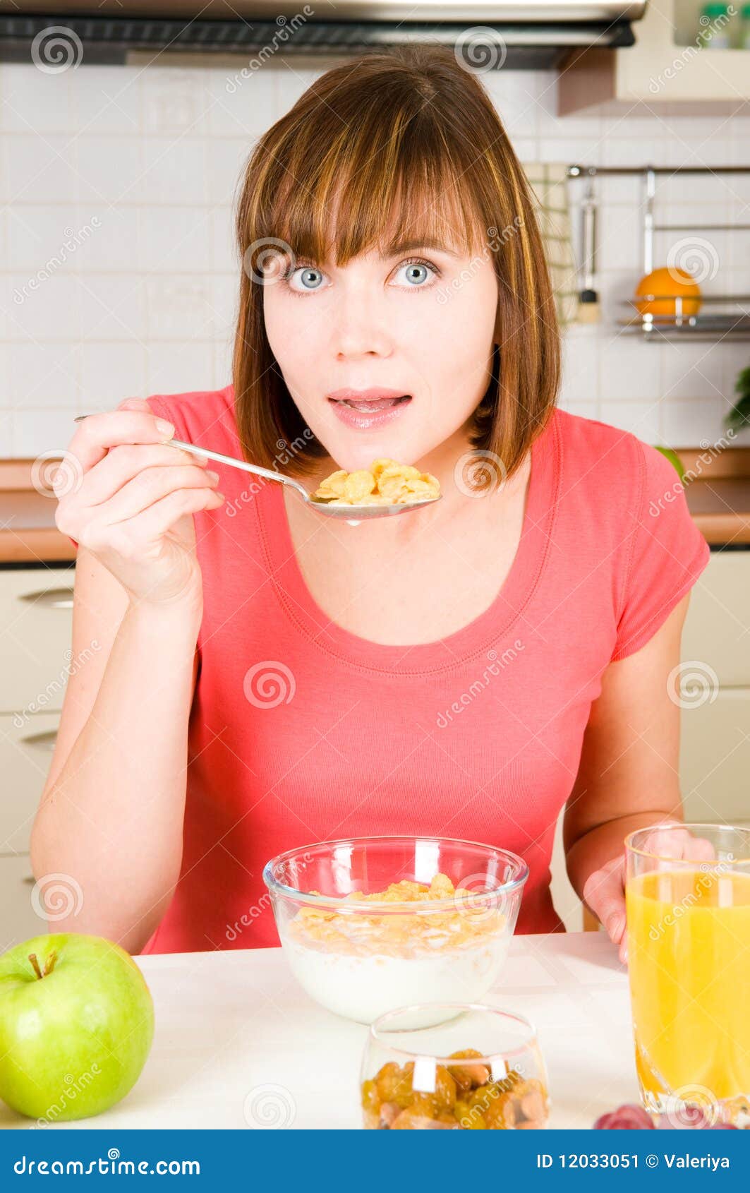 Beautiful woman having a healthy breakfast