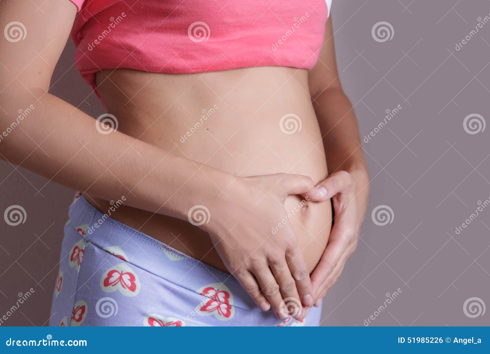 Почему сильно пульсирует в животе. Пульсация в животе при беременности. Пульсация в животе у подростка. Пульсирует живот. Пульсирует желудок при беременности.