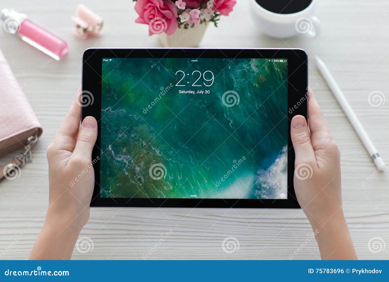 Woman Holding IPad Pro Space Gray with Wallpaper IOS 10 Editorial Photo -  Image of finger, home: 75783696