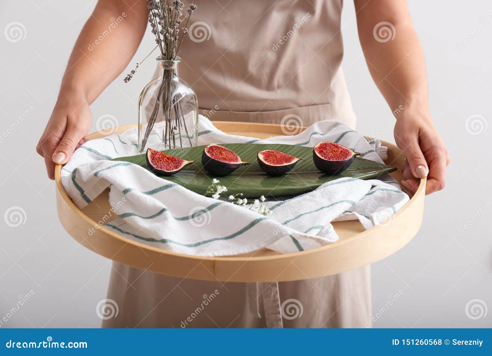 https://thumbs.dreamstime.com/z/woman-holding-tray-cut-ripe-figs-om-light-background-woman-holding-tray-cut-ripe-figs-om-light-background-151260568.jpg