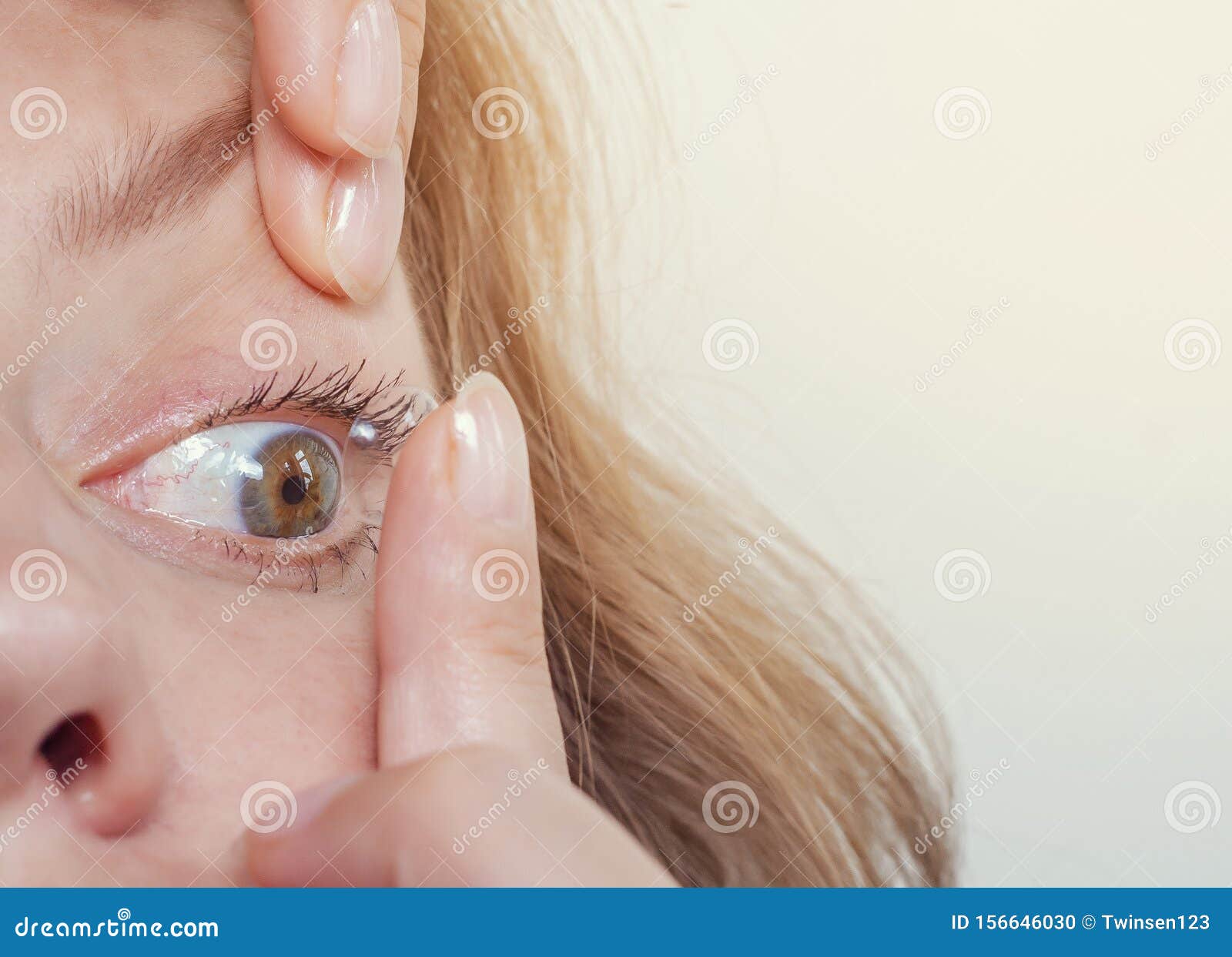 Hoopvol serie Orkaan Woman Inserts a Contact Lens into the Eye. Close-up, Domestic Scene Stock  Photo - Image of healthcare, eyelash: 156646030