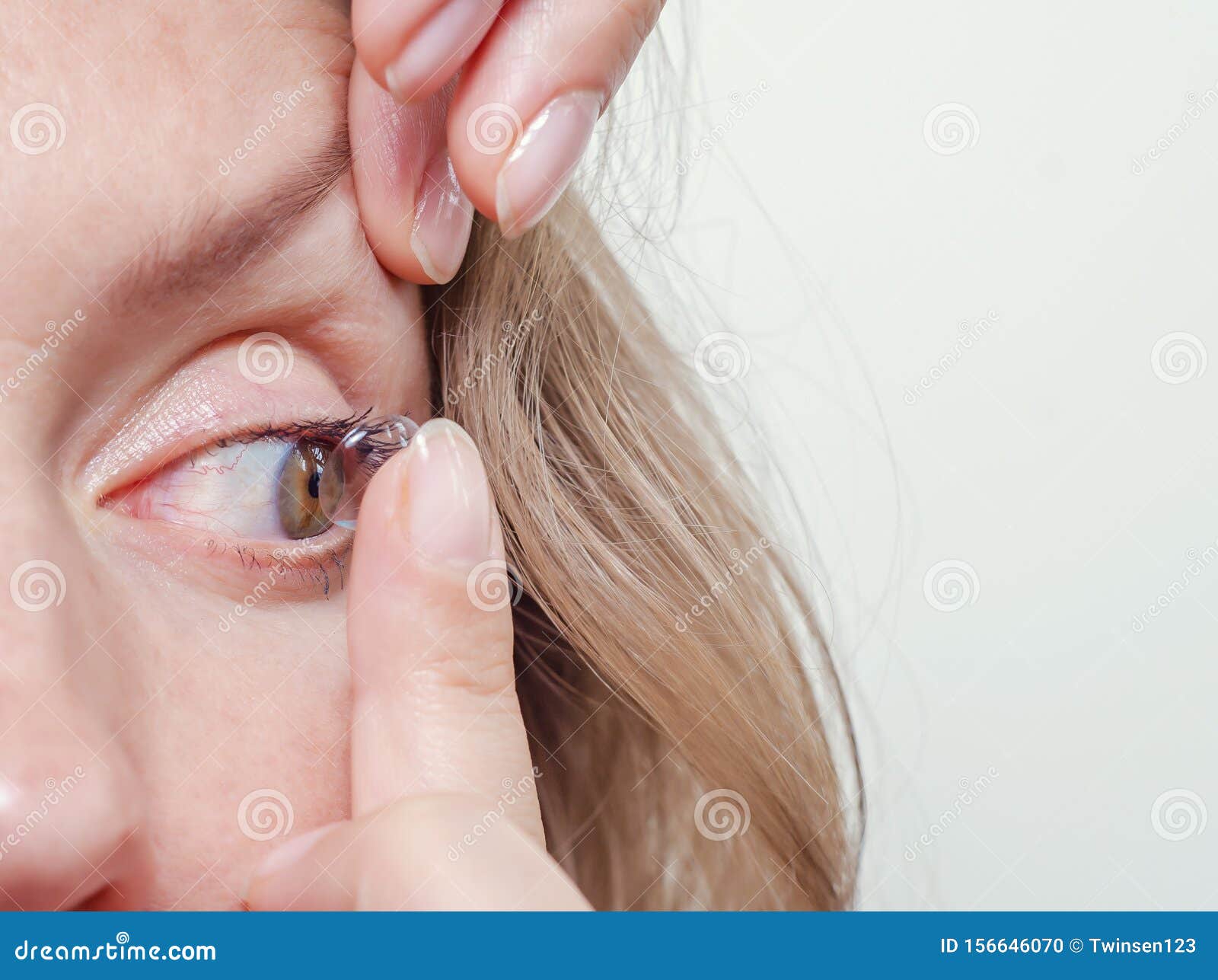spons krans Triviaal Woman Inserts a Contact Lens into the Eye Stock Photo - Image of blinking, eyeball: 156646070 spons krans Triviaal Woman Inserts a Contact Lens into the Eye Stock Photo - Image of blinking, eyeball: 156646070