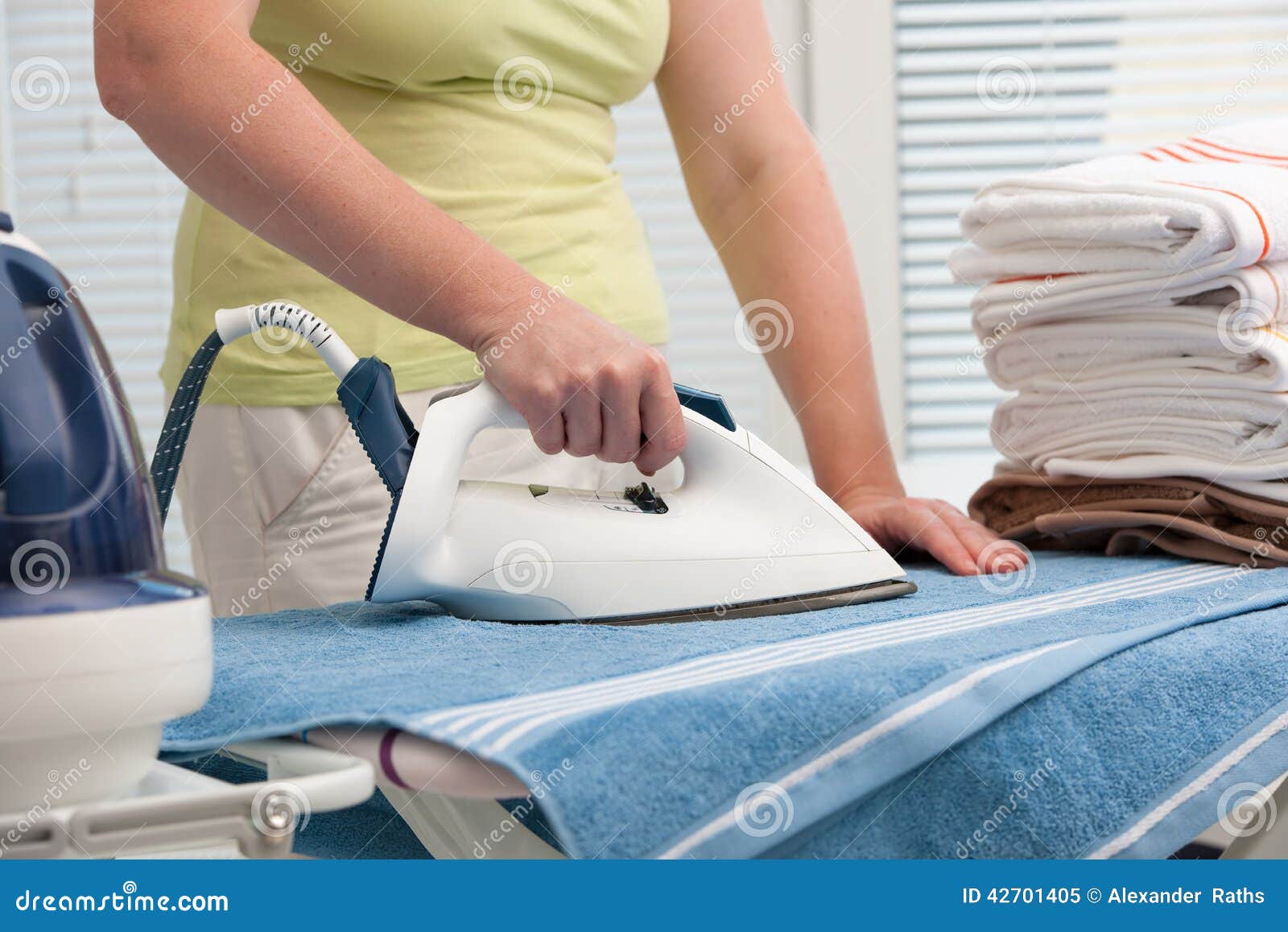 Ironing clothes with steam фото 4