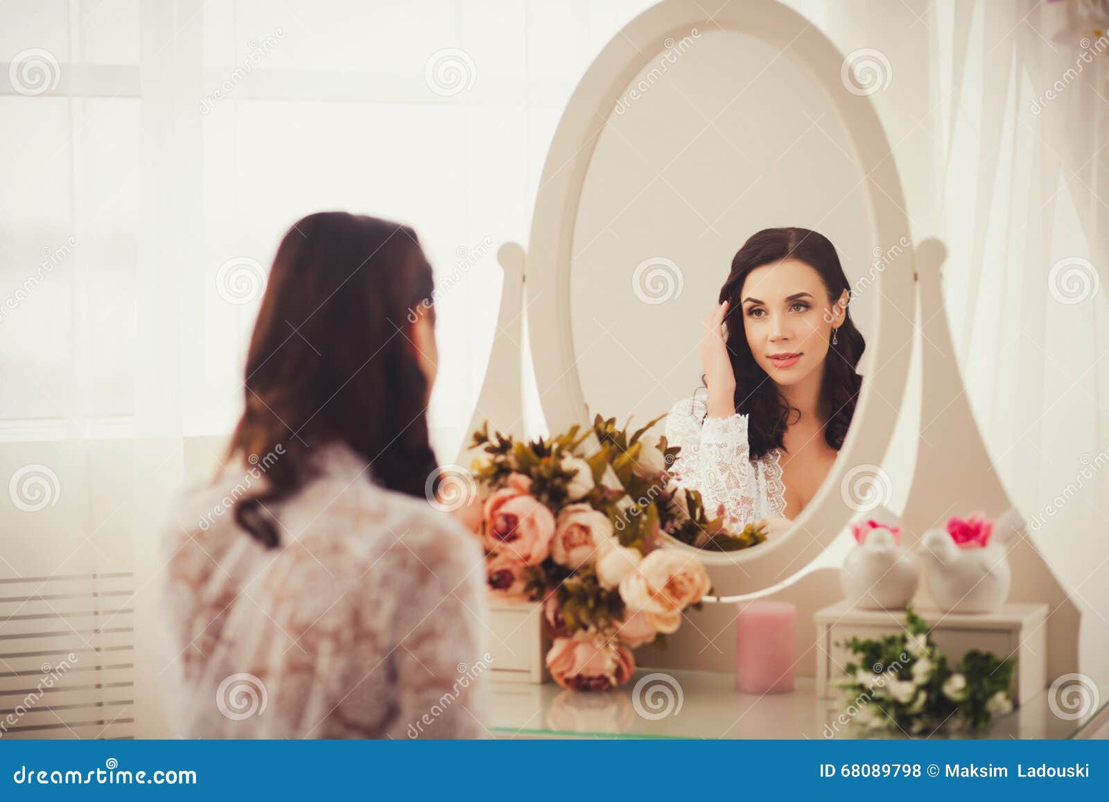 Женщина в зеркале содержание чем закончится. Отражение женщины в зеркале. Девушка в отражении зеркала. Женщина смотрит в зеркало. Любуется в зеркало.