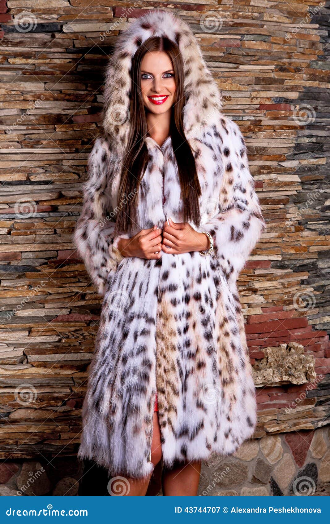 Woman in Luxury Lynx Fur Coat Stock Image - Image of clothing, lady ...