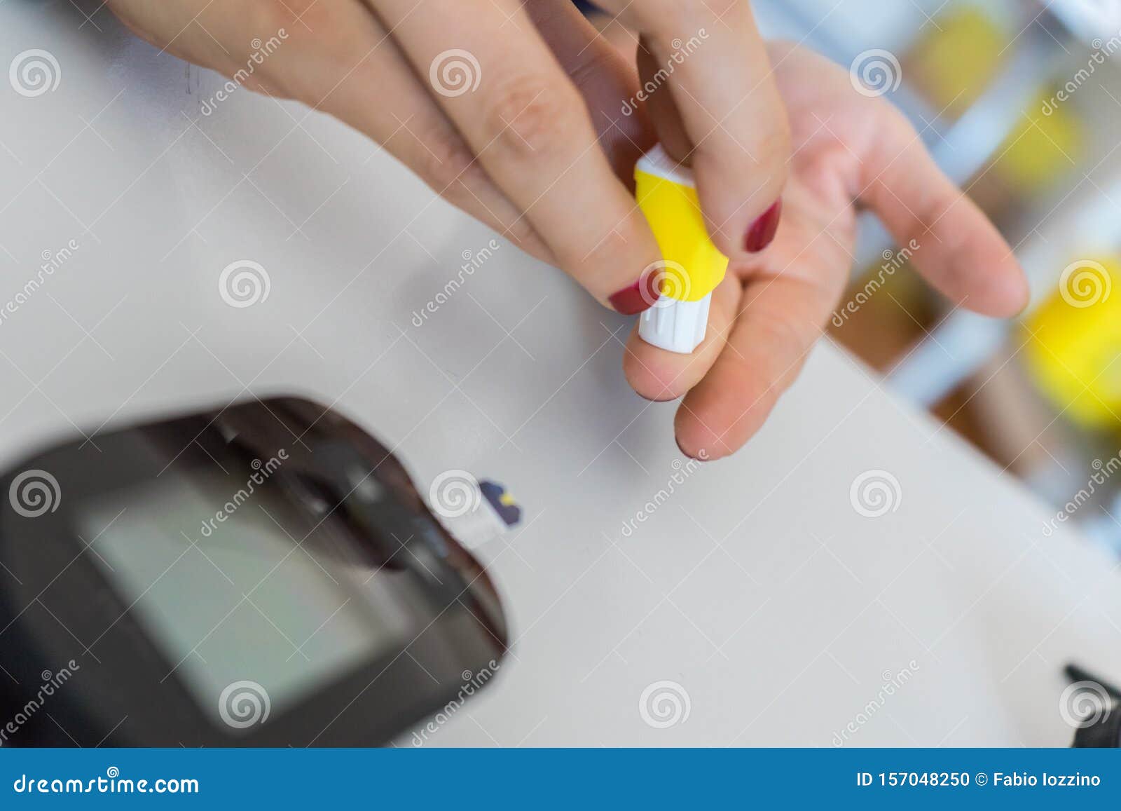 Как колоть палец. Палец колоть глюкометром. Колоть палец для глюкометра. Колет палец глюкометром. Какой палец колоть для глюкометра.