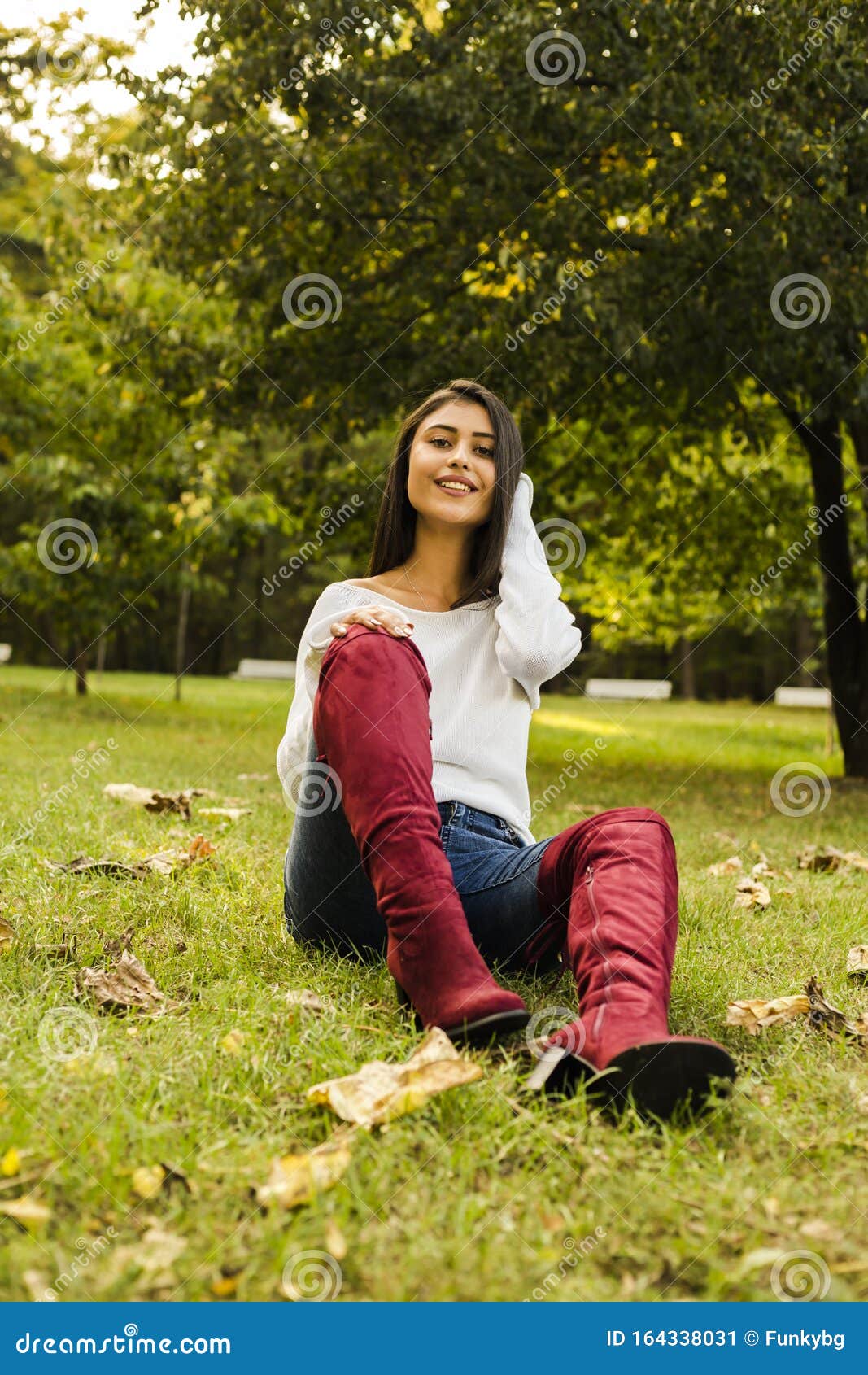 beautyfull woman outside in the park autumn sesason