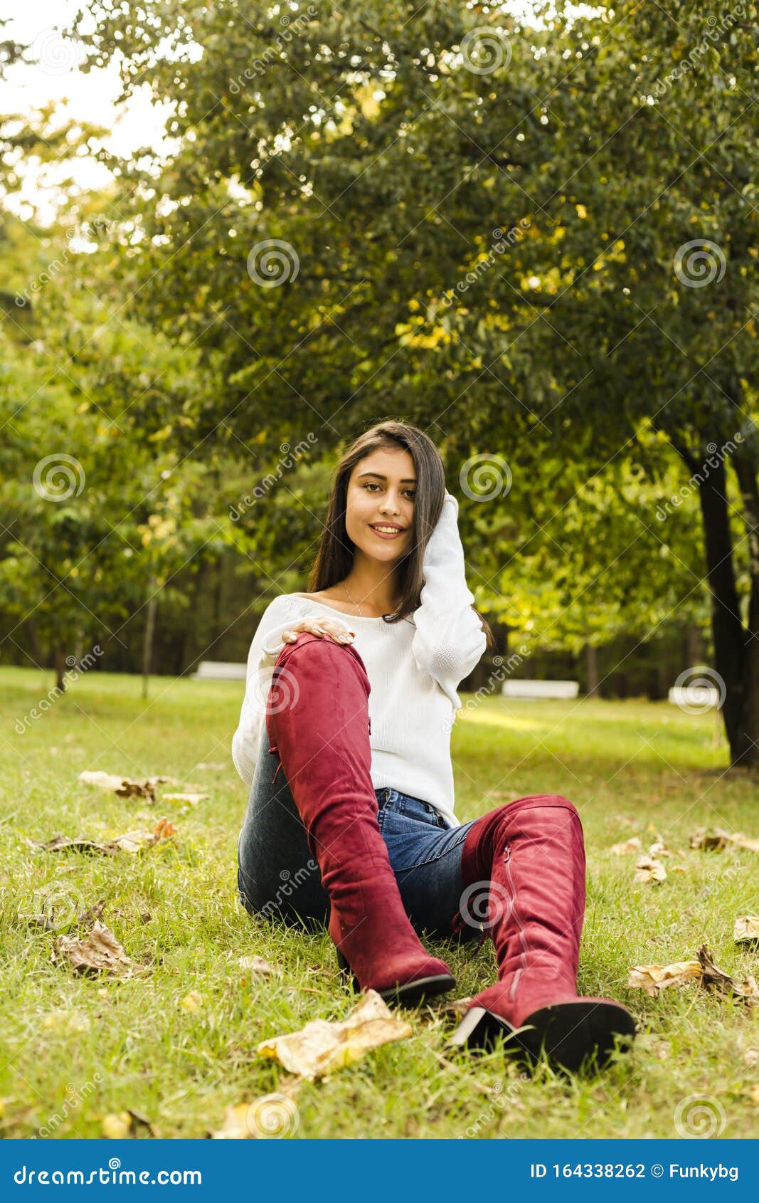 beautyfull woman outside in the park autumn sesason
