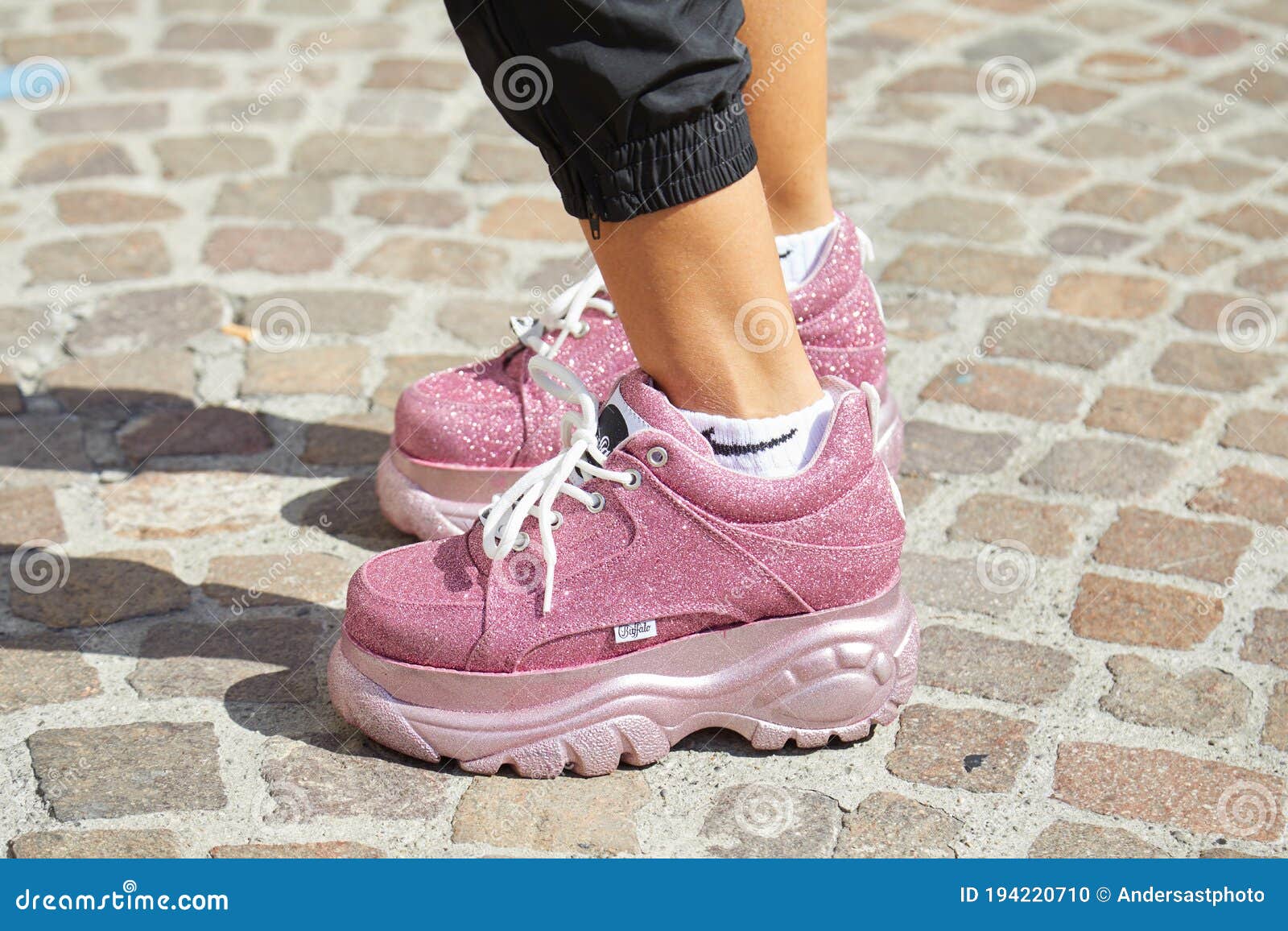 Extracción Congelar Necesito Woman with Pink Glitter Buffalo Sneakers and Nike Socks before Msgm Fashion  Show, Milan Fashion Editorial Image - Image of look, italy: 194220710