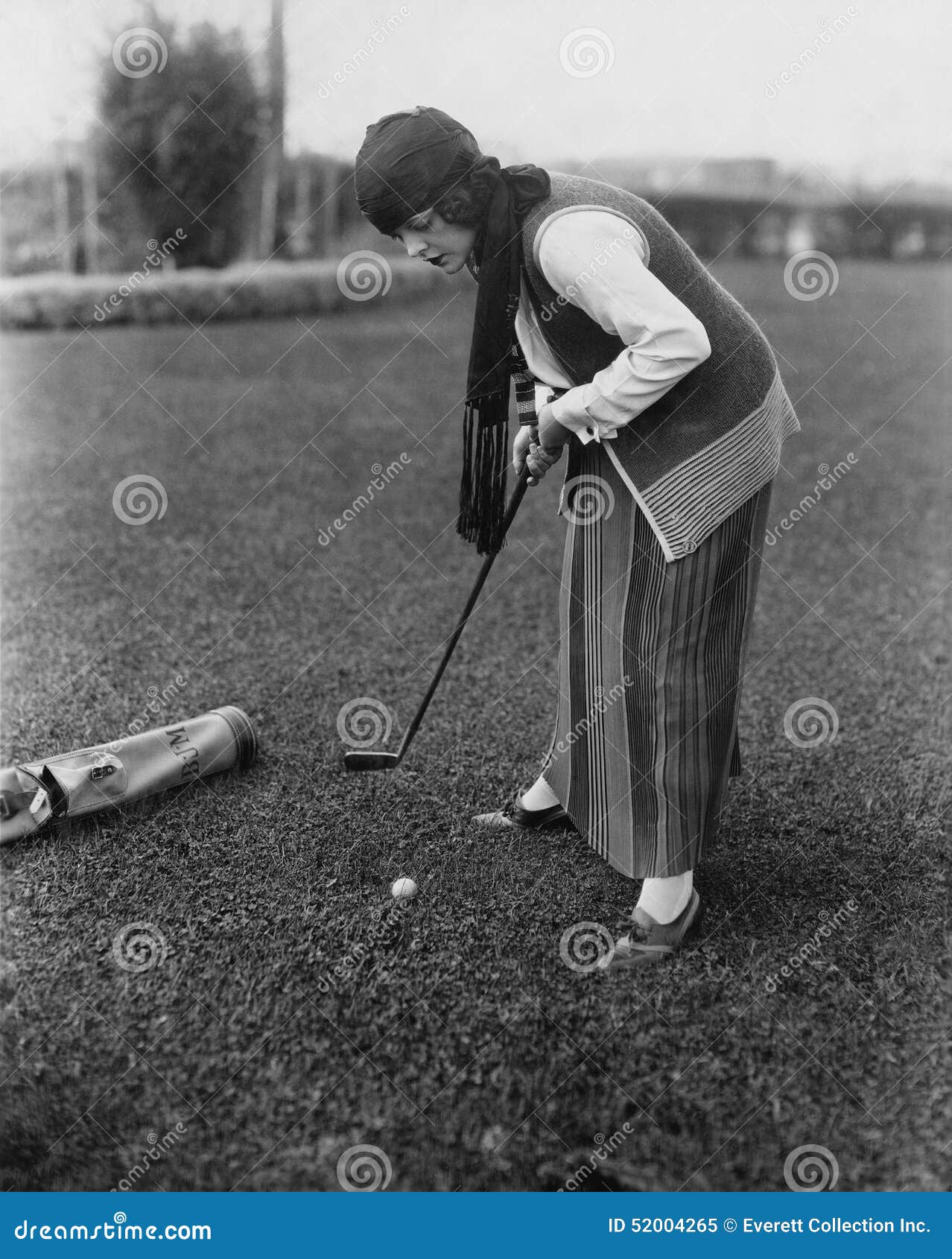 Woman playing golf editorial image. Image of concentrate - 52004265