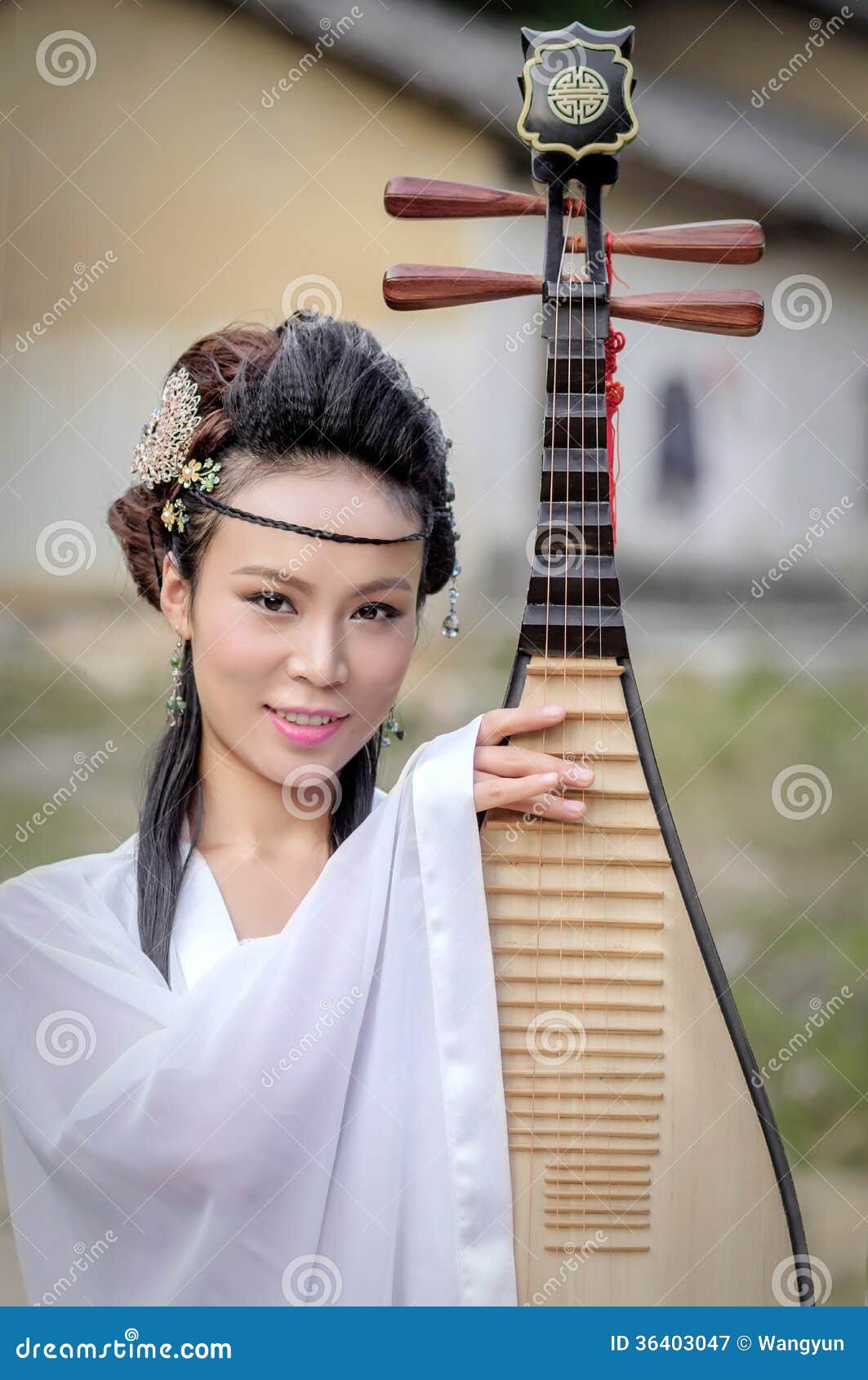 woman playing the pipa