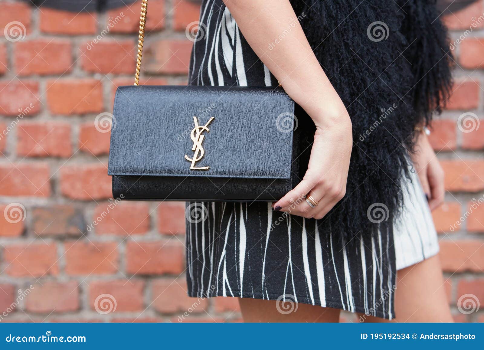 Street Style: Saint Laurent Kate Tassel Chain Wallet