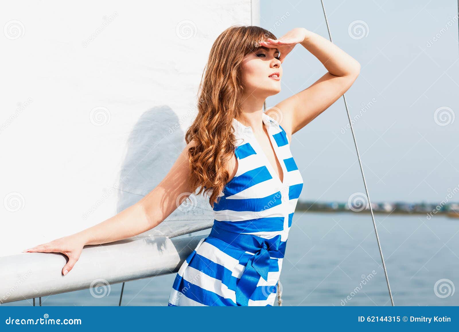 yacht photo pose