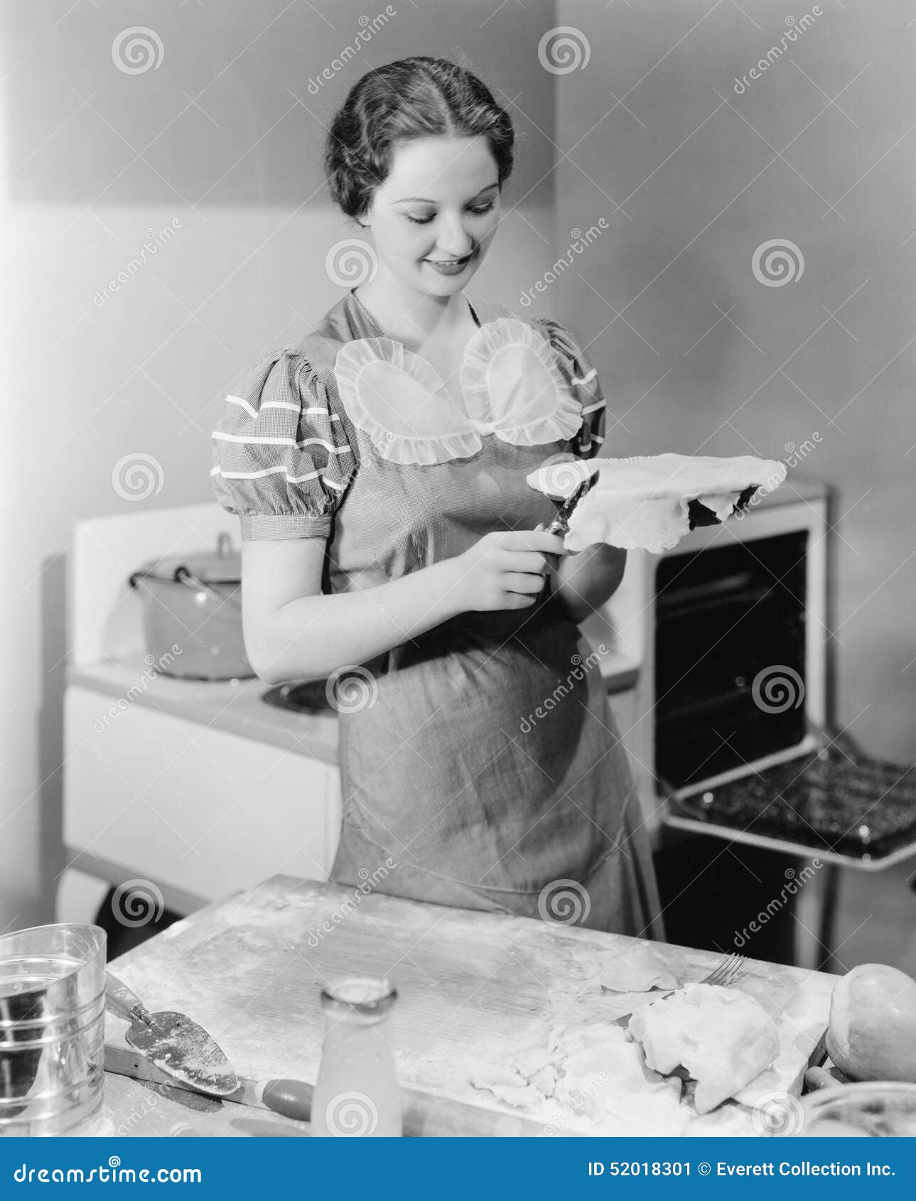 woman preparing a pie in the kitchen