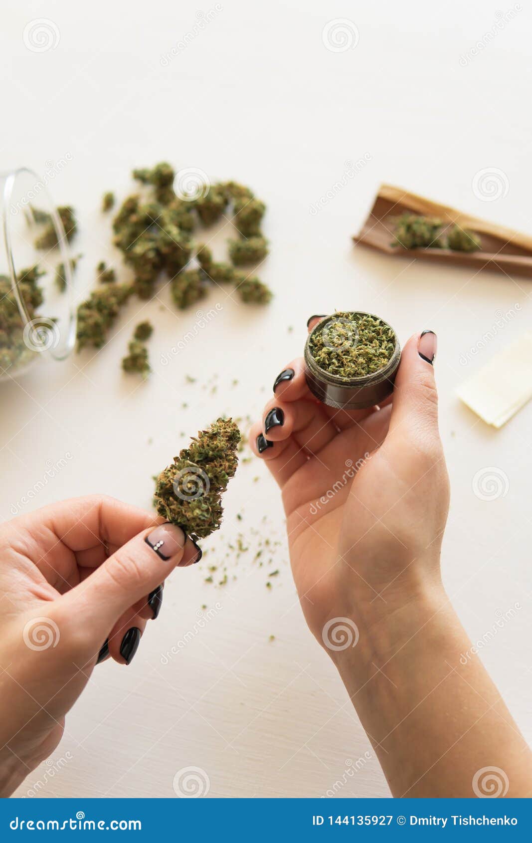 Woman Preparing and Rolling Marijuana Cannabis Joint. Close Up of Marijuana  Blunt with Grinder Stock Image - Image of weed, medical: 144135927