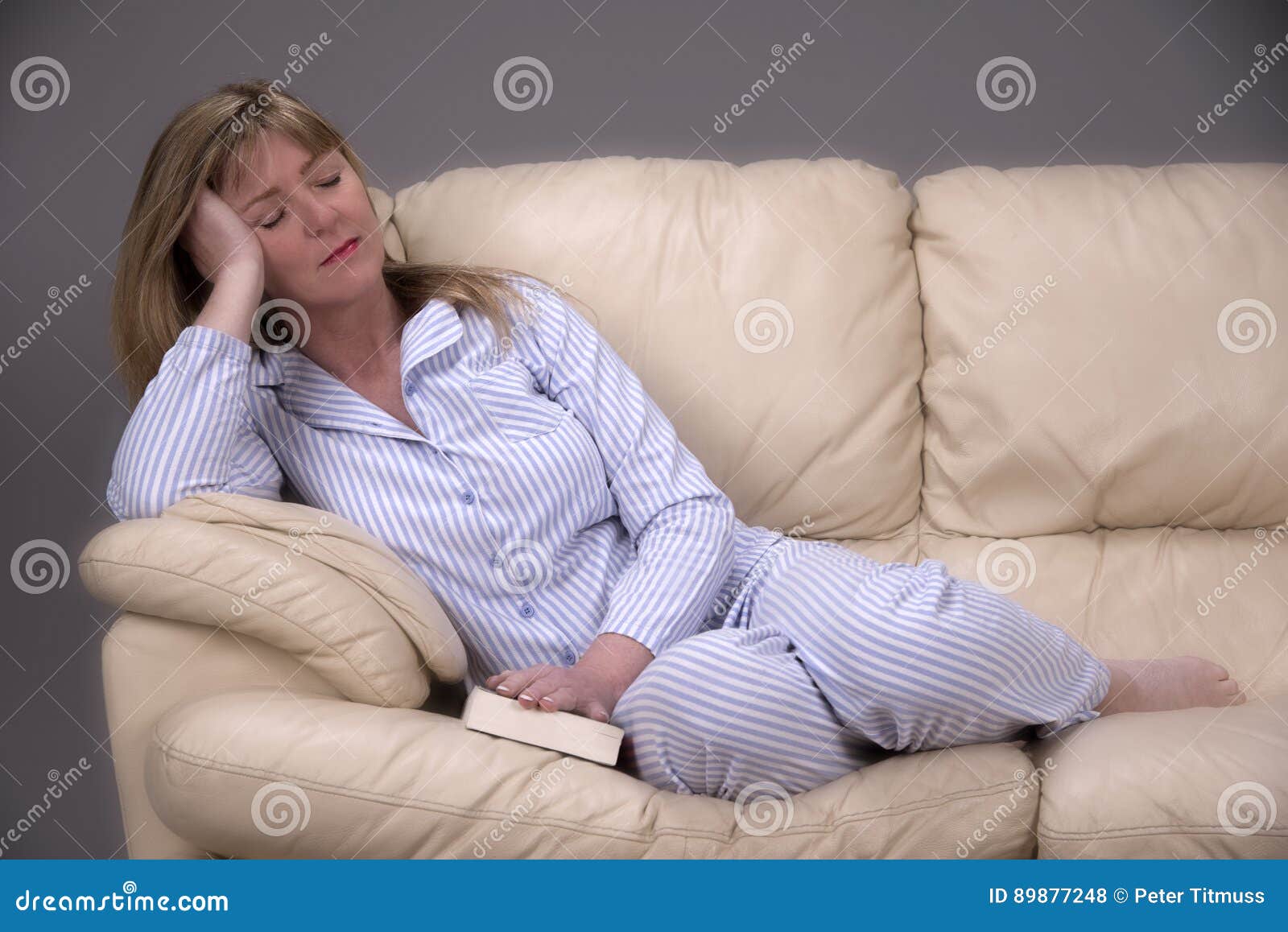 Verbieden beet Afstotend Woman in Pyjamas Sleeping on a Sofa Stock Photo - Image of asleep, person:  89877248