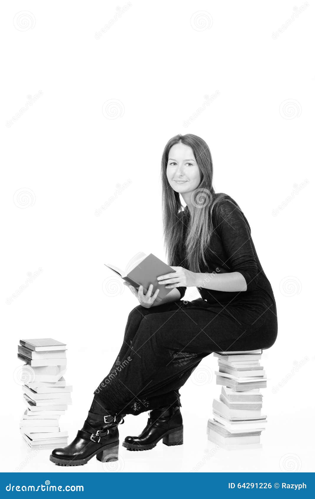 Side view of pretty woman sitting on park bench and reading book. — green,  person - Stock Photo | #184794802 | Photography poses, Poses, Model poses  photography