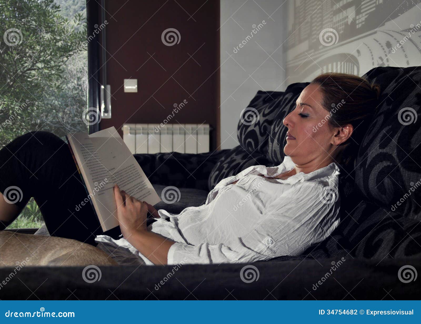 woman reading on the sofa quietly