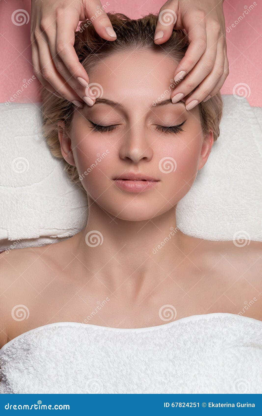 The Woman Receiving Facial Massage Stock Image Image Of Head Health 67824251