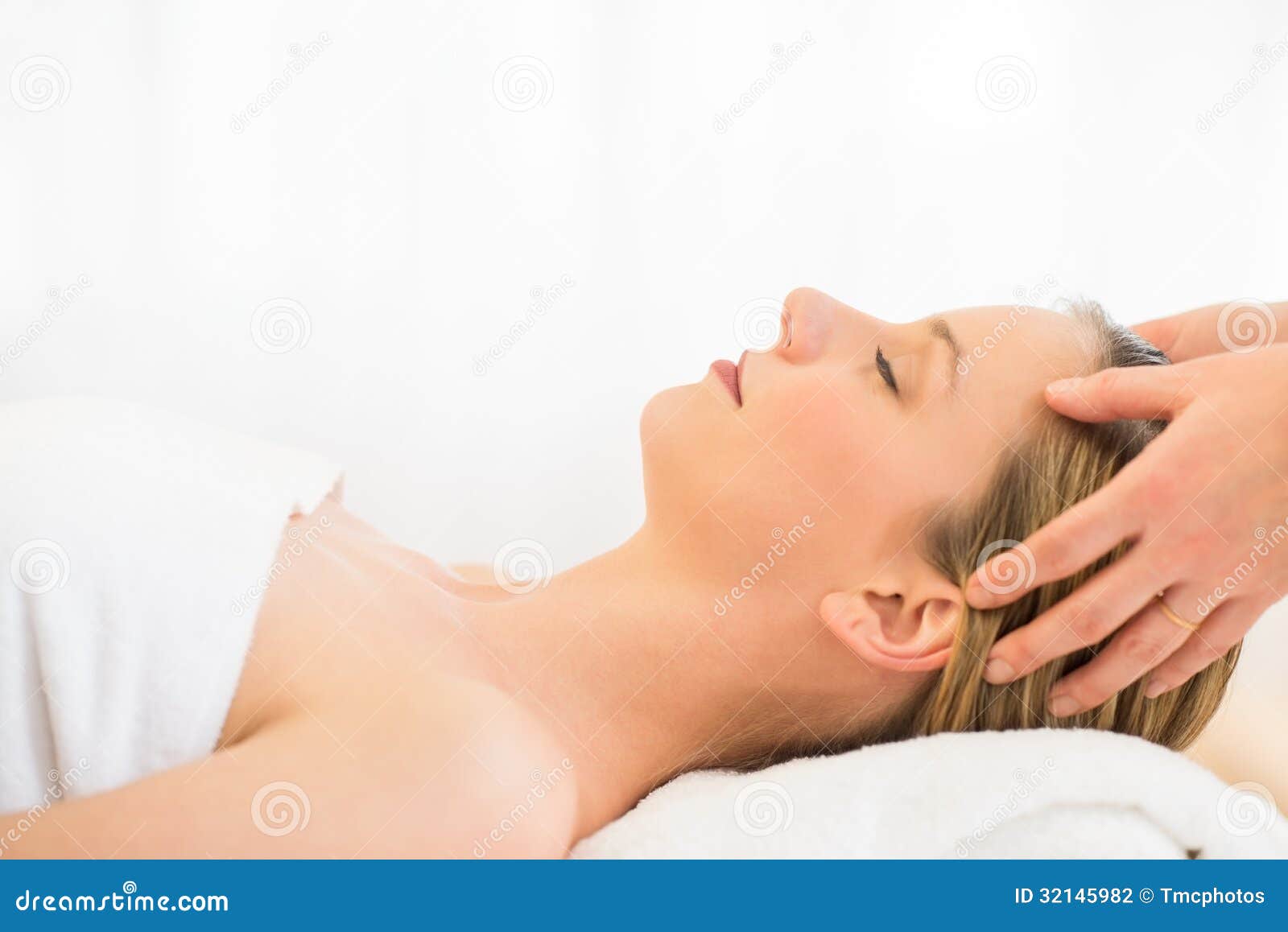 https://thumbs.dreamstime.com/z/woman-receiving-head-massage-health-spa-side-view-close-up-beautiful-young-32145982.jpg