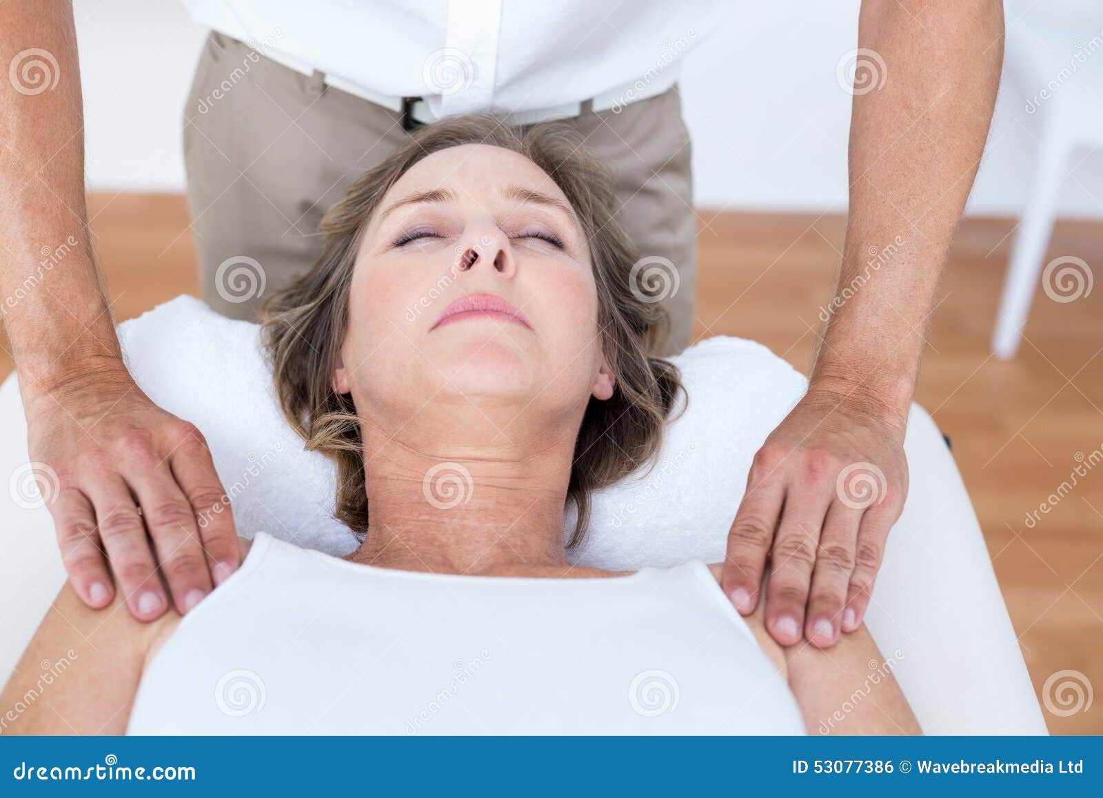 https://thumbs.dreamstime.com/z/woman-receiving-shoulder-massage-medical-office-53077386.jpg