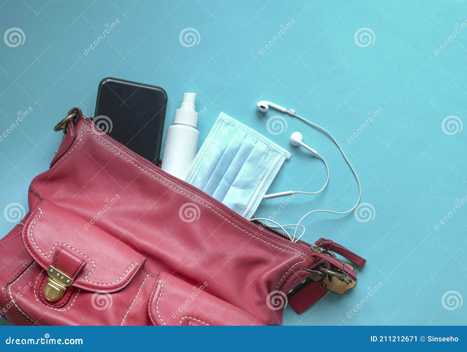 Purell Advanced Hand Sanitizer Gel, Mask, Keys, Purse Editorial Stock Photo  - Image of manufacturer, care: 175356653