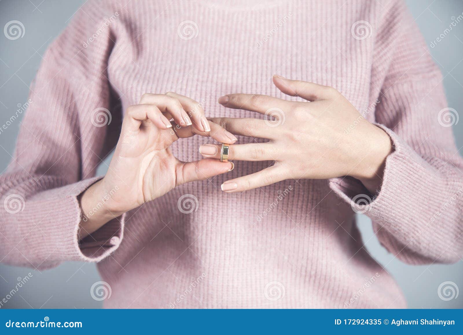 woman remove  ring