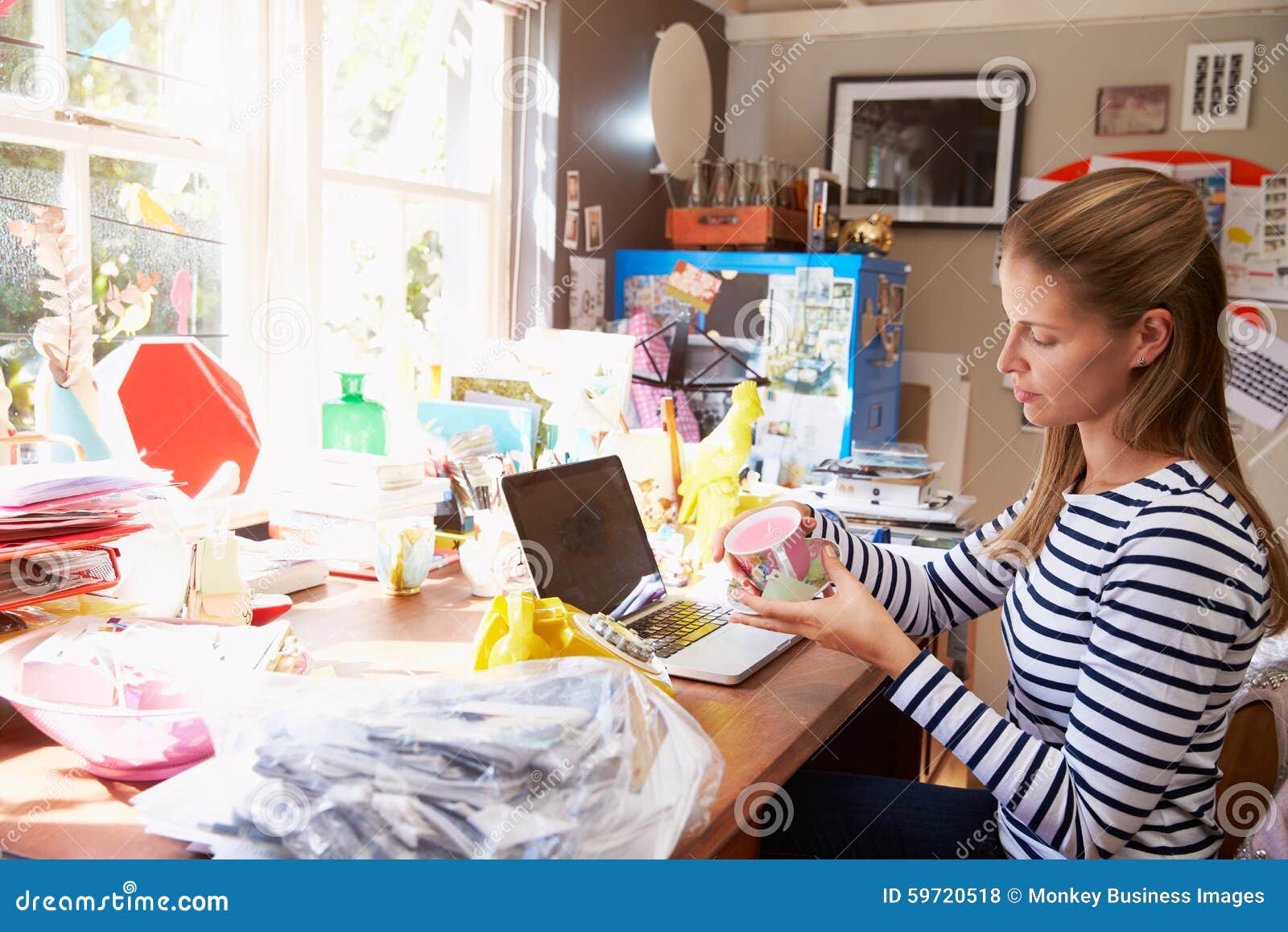 https://thumbs.dreamstime.com/z/woman-running-small-business-home-office-59720518.jpg