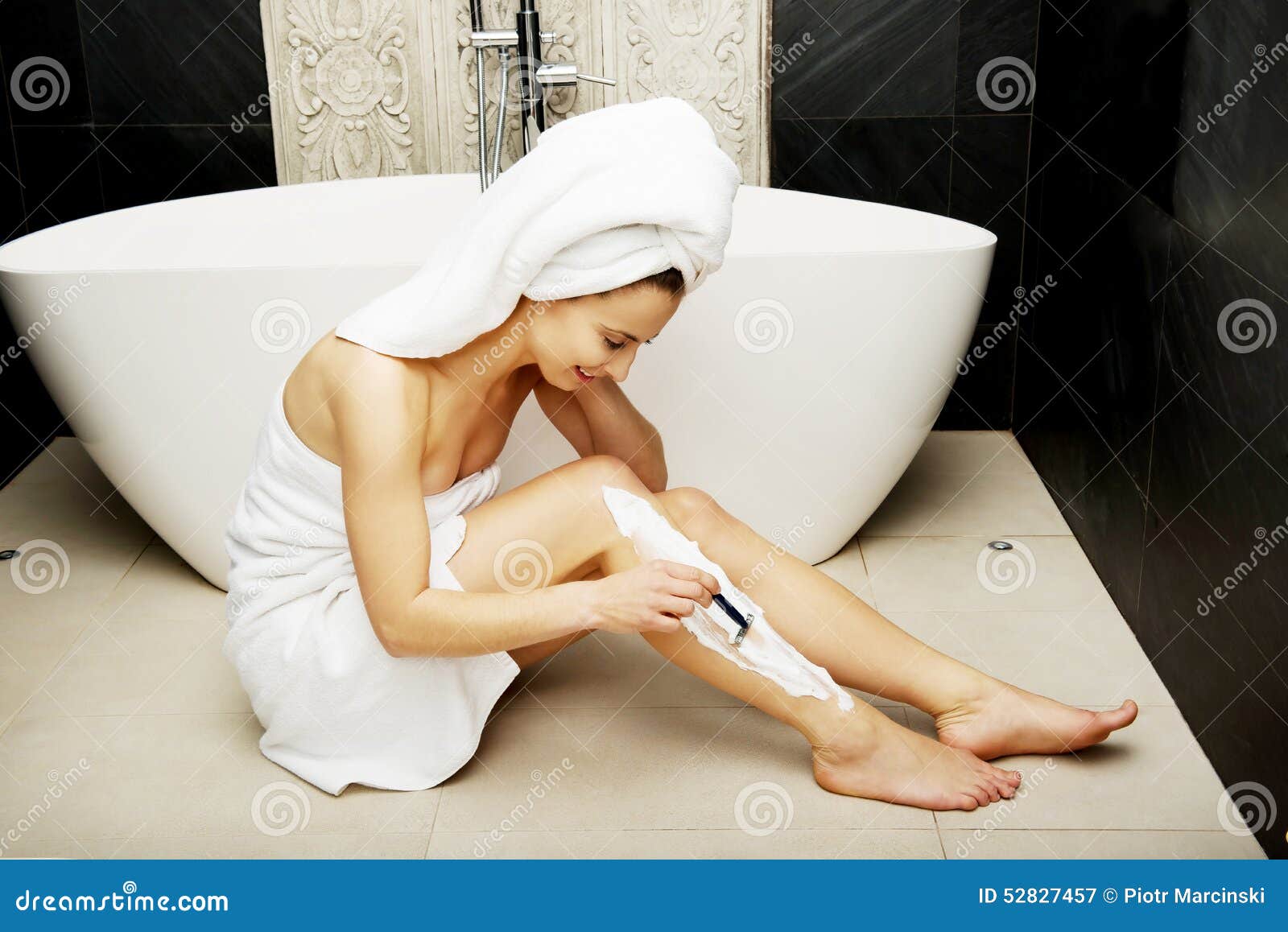 Woman Shaving Her Leg Stock Image Image Of Hygienic