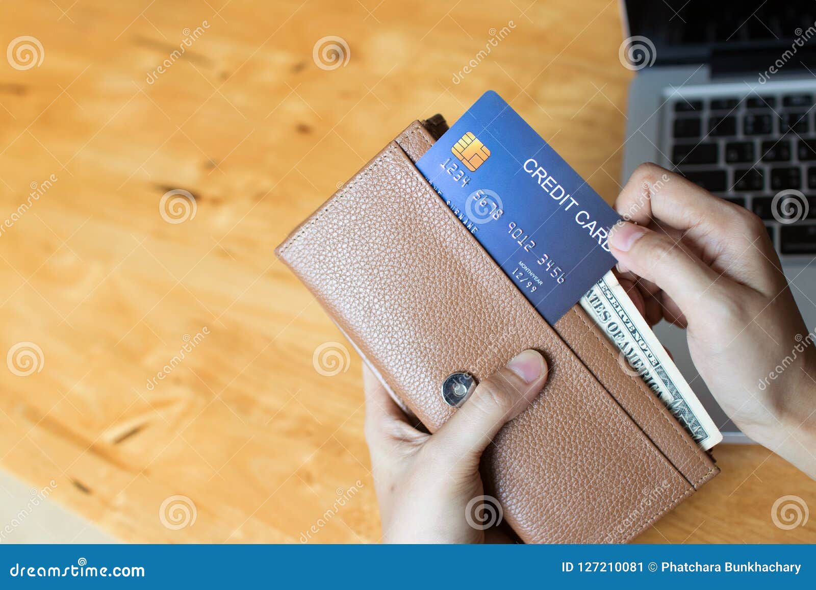 tieners Haan bruid Woman Shopping Online and Paying with a Credit Card from the Wallet. Copy  Space. Stock Image - Image of card, closeup: 127210081