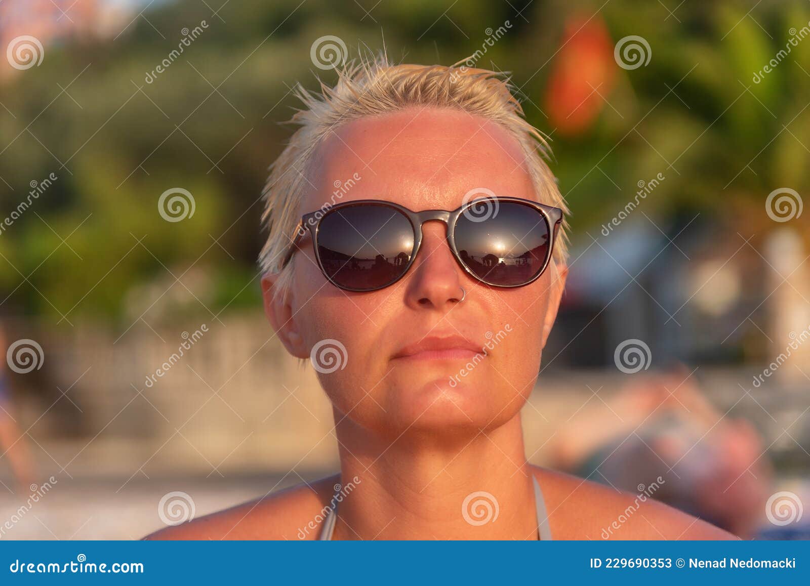 1. Short blonde hair selfie with sunglasses - wide 1