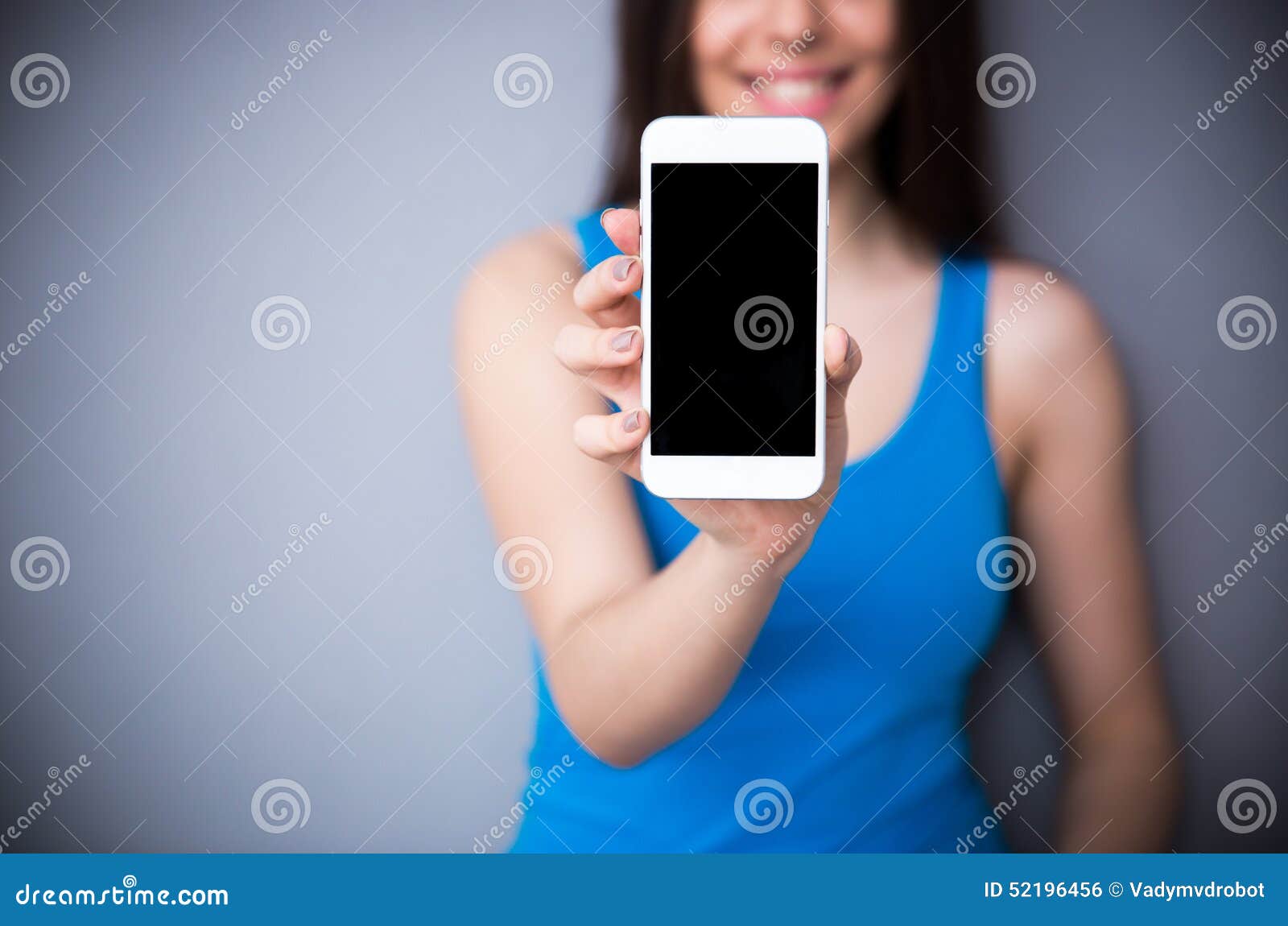 Скрыто показывают женщин. Девушка показывает телефон. Девушка показывает экран телефона. Девушка показывает телефон в руке. Девушка с телефоном в руках показывает экран.