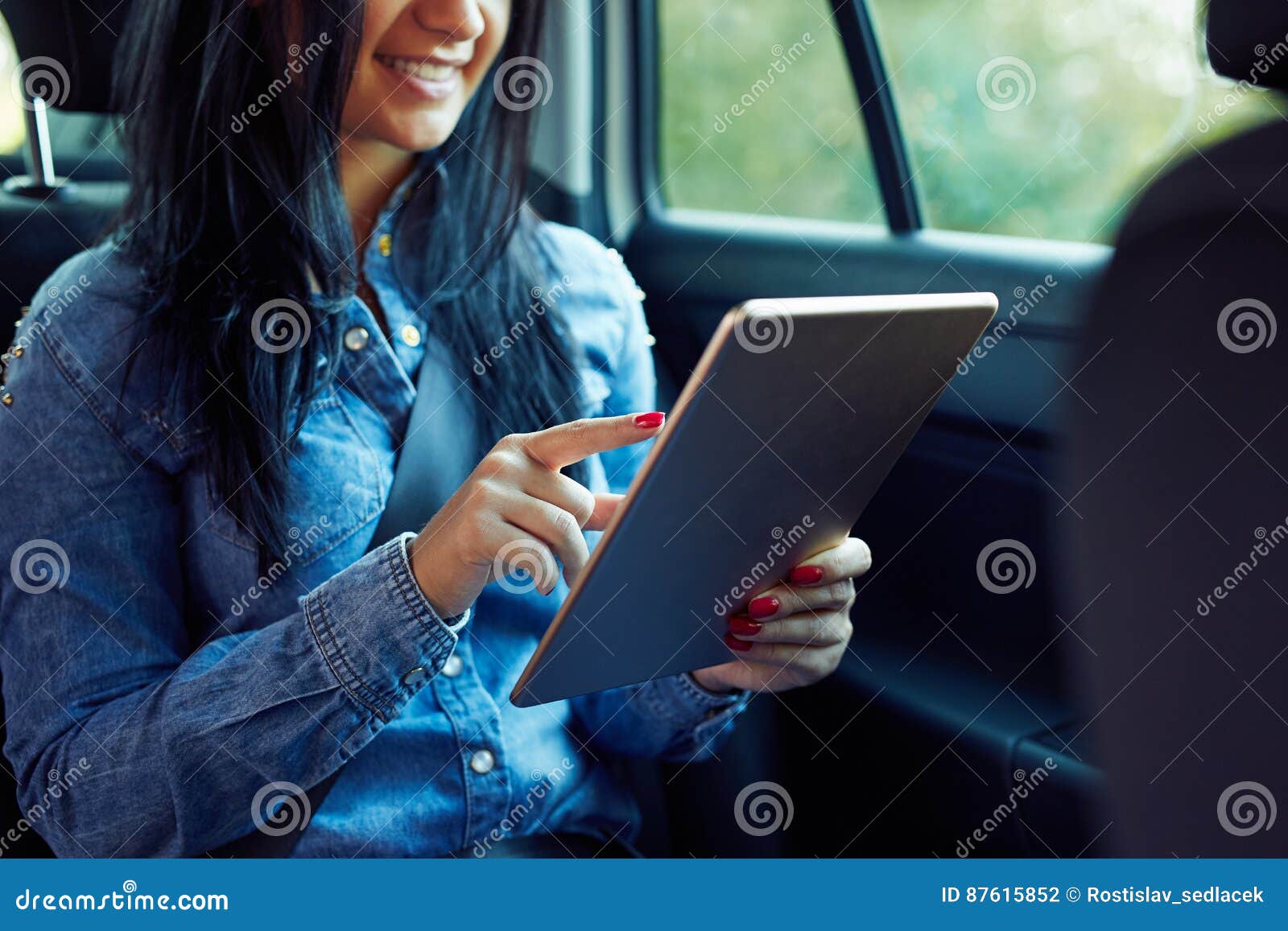 Woman Sitting In A Car With Tablet Computer Stock Photo - Image of traveling, people: 87615852 - 웹