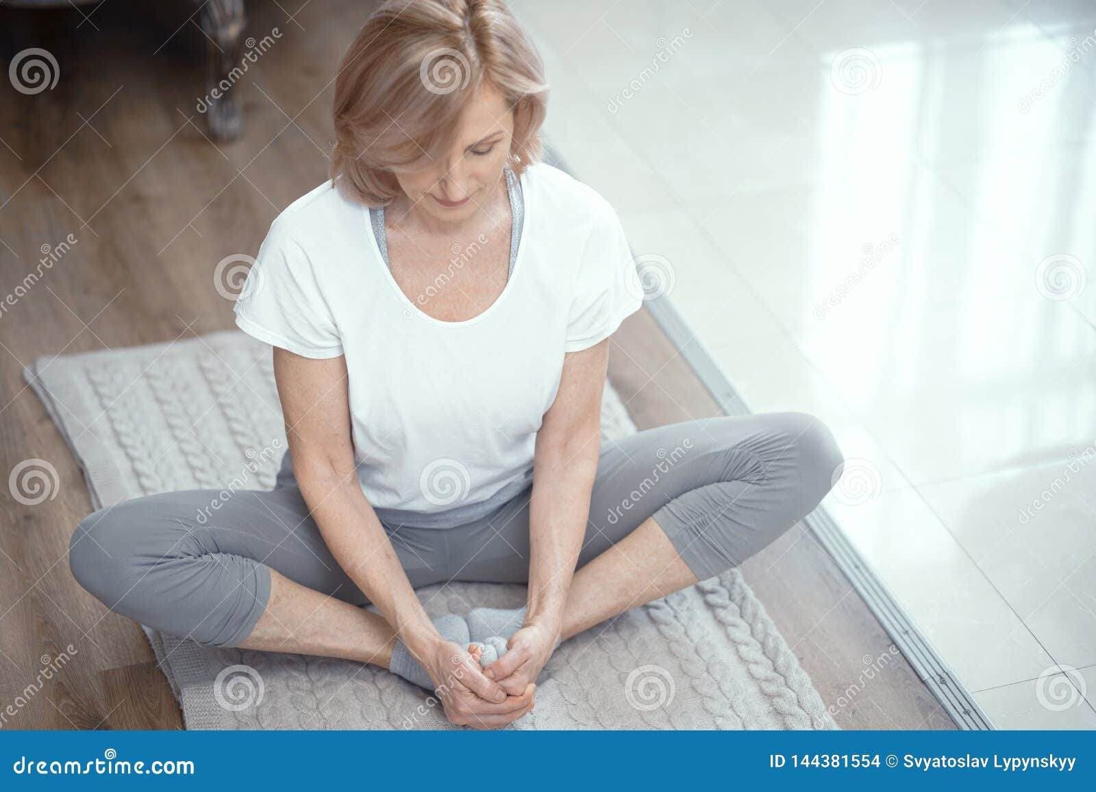 Picture Knee highs Nikki Pose young woman Legs Sweater Sitting Wing