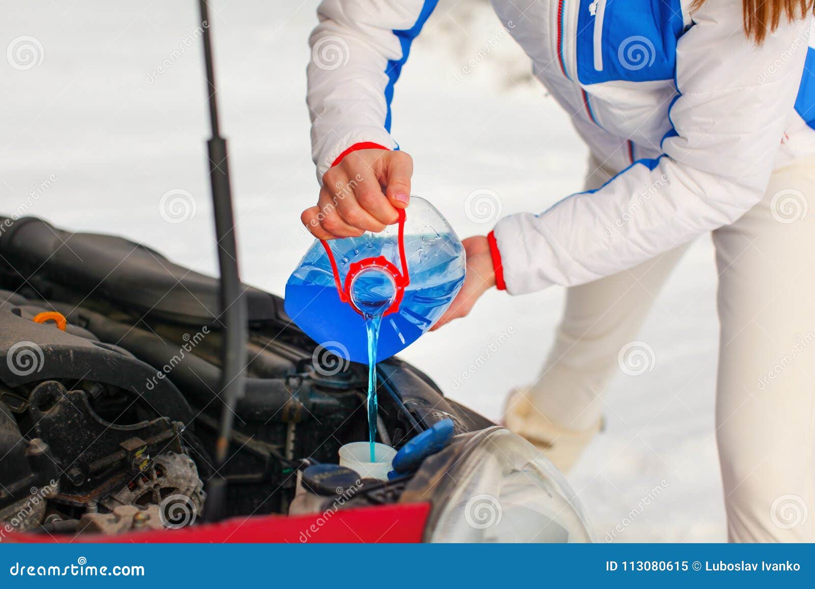 Maßnahme gegen Frost auf Autoglas Frostschutzfolie an einer  Windschutzscheibe eines Autos *** Measure against frost on car glass  Antifreeze film on a car windshield Credit: Imago/Alamy Live News Stock  Photo - Alamy