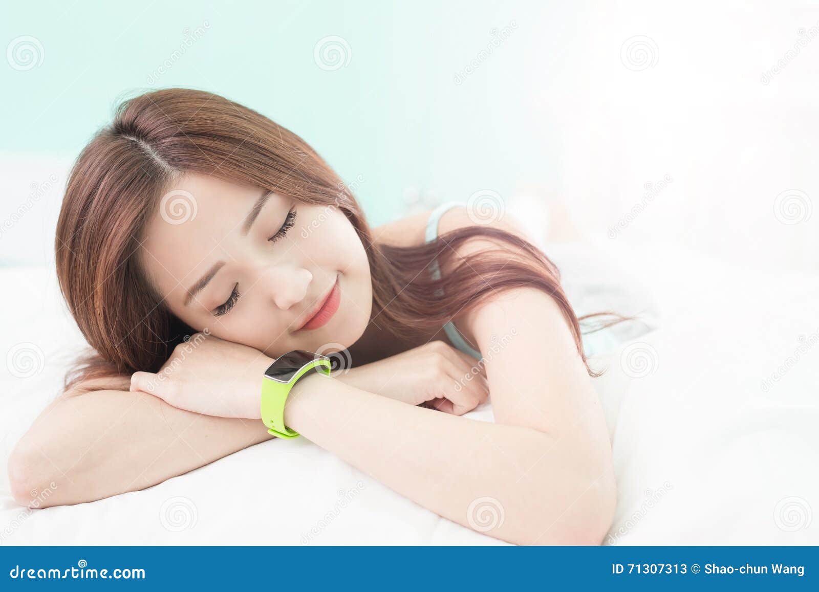 woman-sleep-smart-watch-charming-wearabl