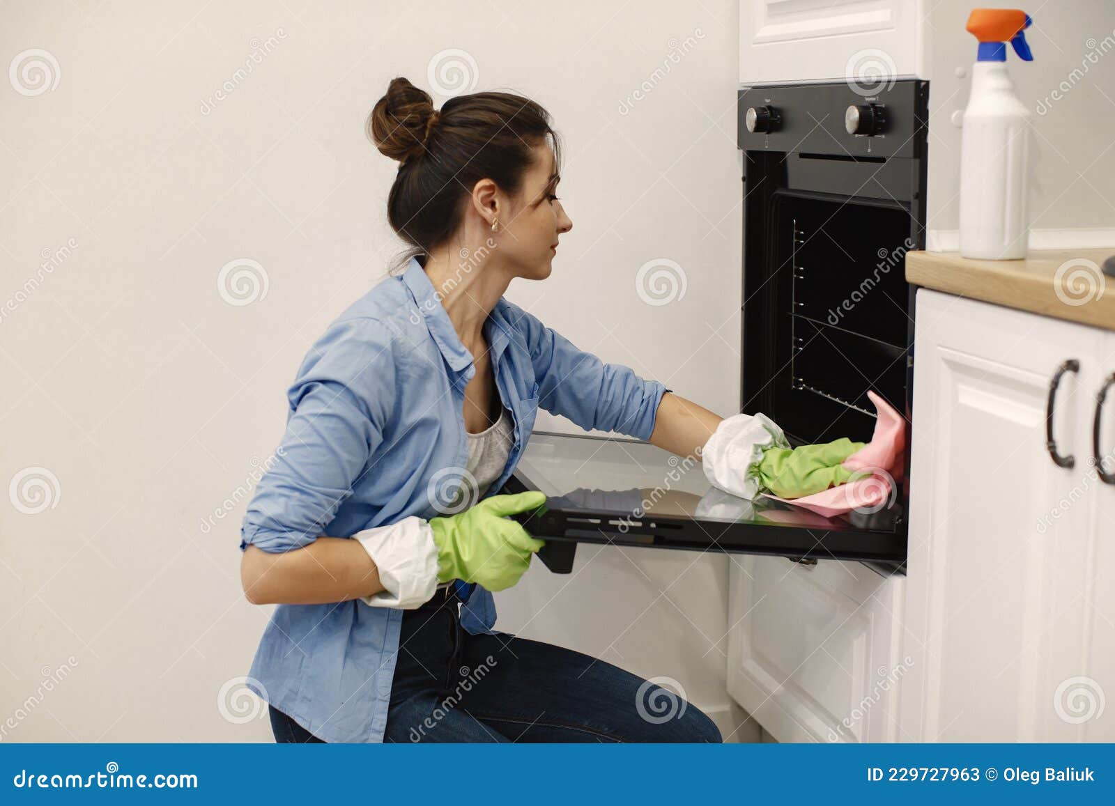Woman with Sponge and Rubber Gloves Cleaning House Stock Image - Image of  hygiene, dust: 229727963