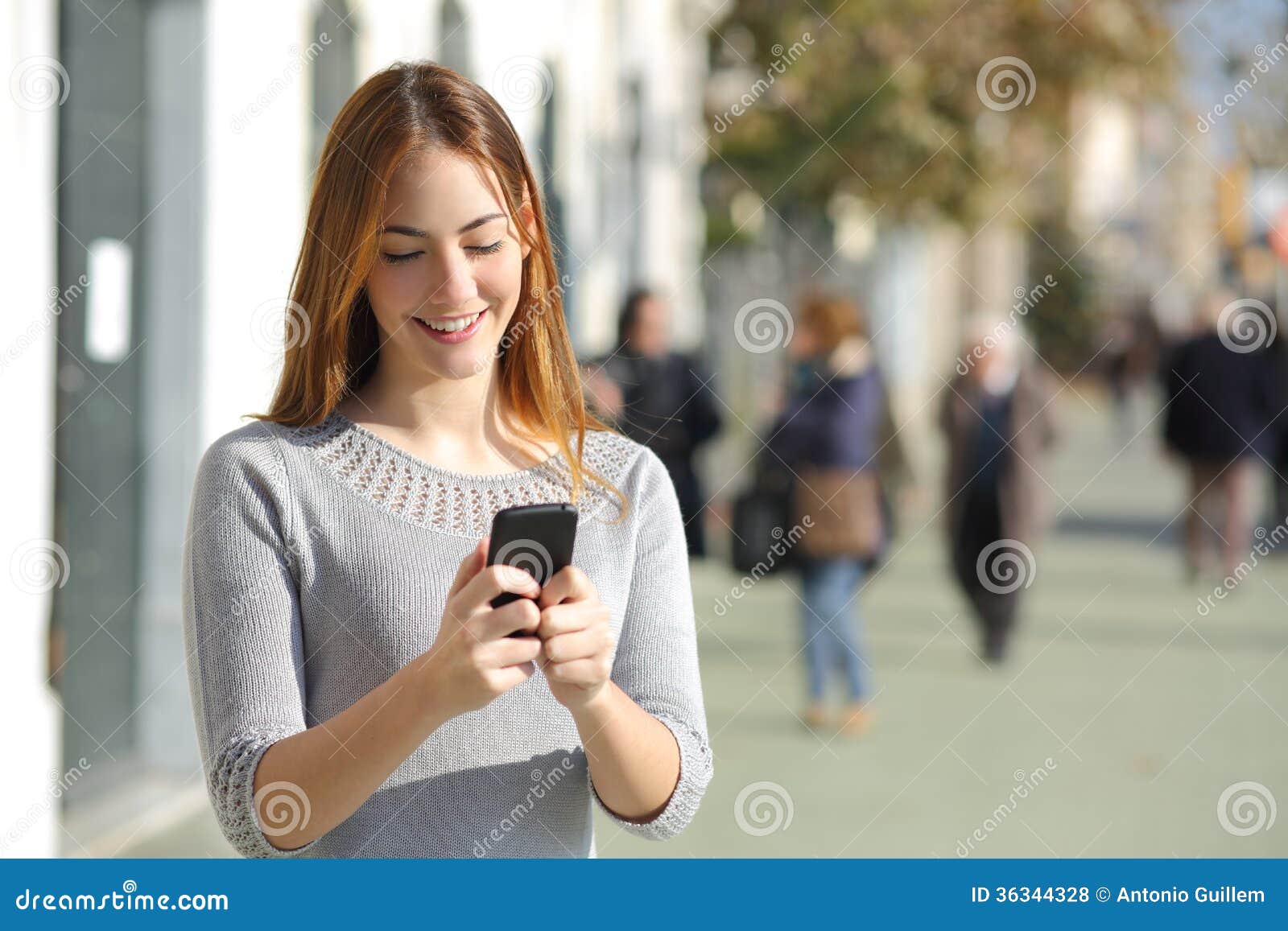 woman in the street browsing a smart phone