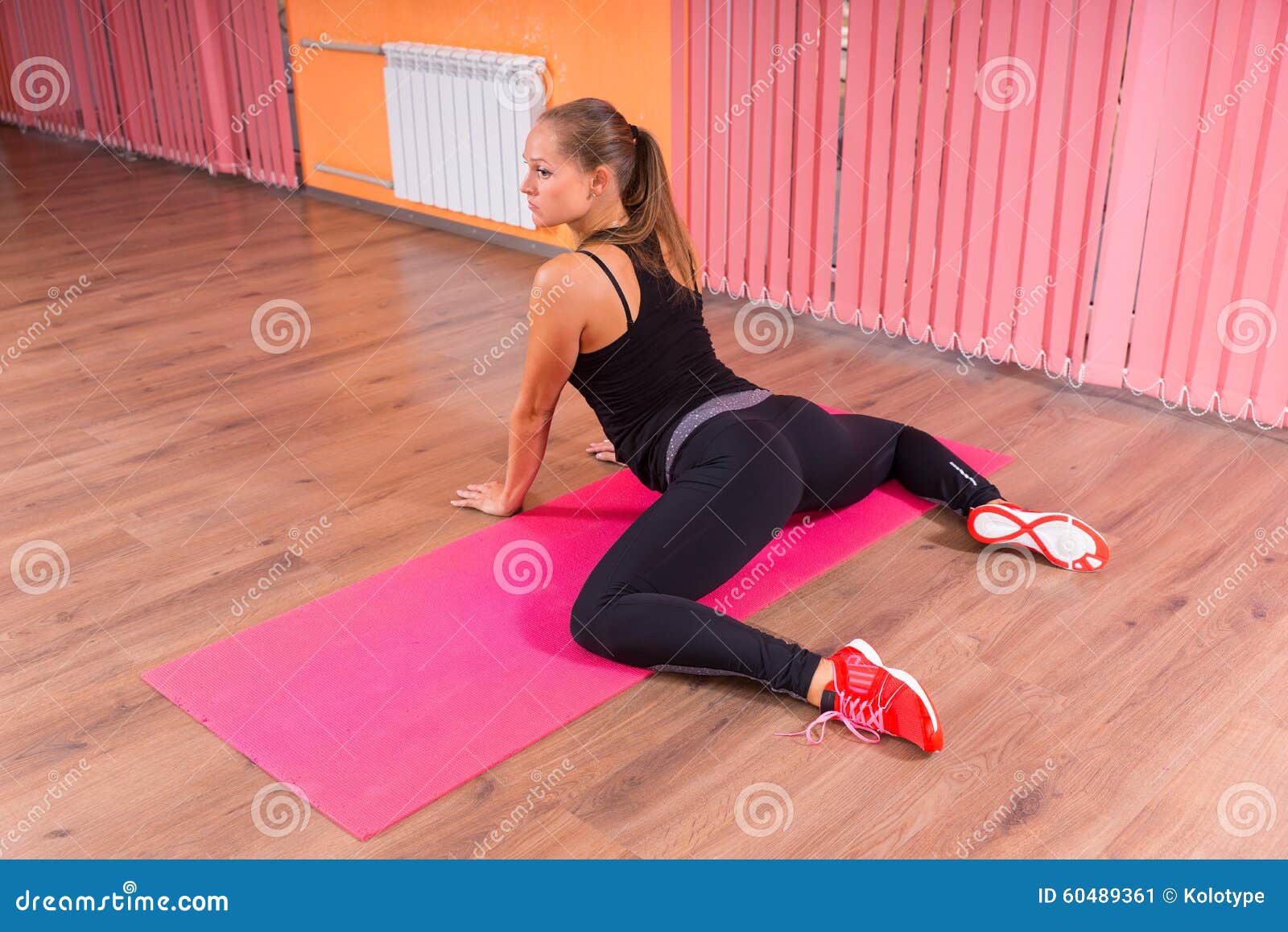 Woman exercise leg behind stretch hi-res stock photography and images -  Alamy