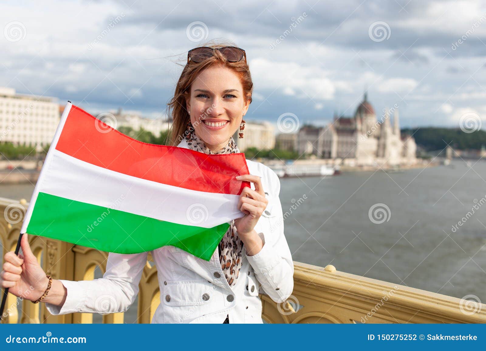 https://thumbs.dreamstime.com/z/woman-stretching-hungarian-flag-outdoor-budapest-happy-young-toothy-smile-margaret-bridge-near-to-parliament-building-150275252.jpg