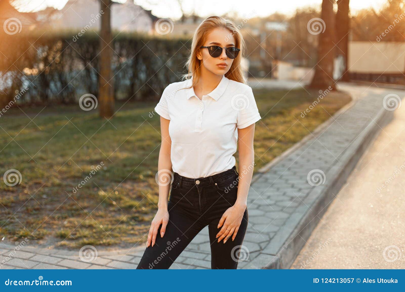Blonde Woman Wearing Madewell Short Sleeve White Shirt Black Jeans Chanel  Boy Bag Black Fashion Jackson San Diego… | Fashion jackson, Fashion,  Outfits with leggings
