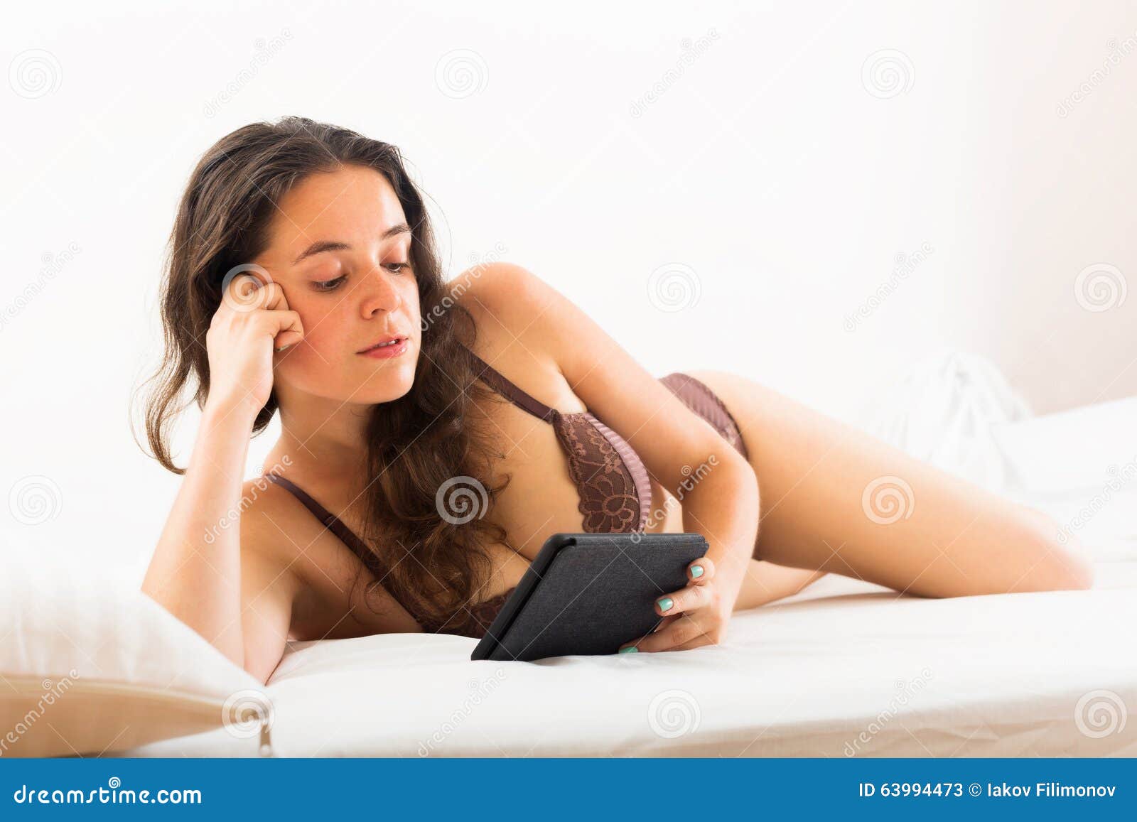 Удовольствие женщины в постели. Грация в постели женщина. Удивленная дамочка в постели. Женщина в кровати показывает презерватив. Женщина в кровати звонит картинки.