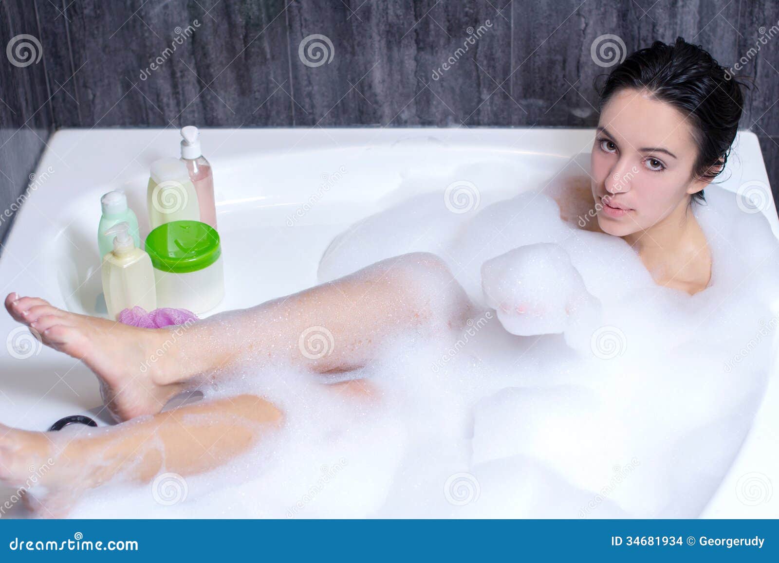 Молодая девушка купается в ванной (8 фото)