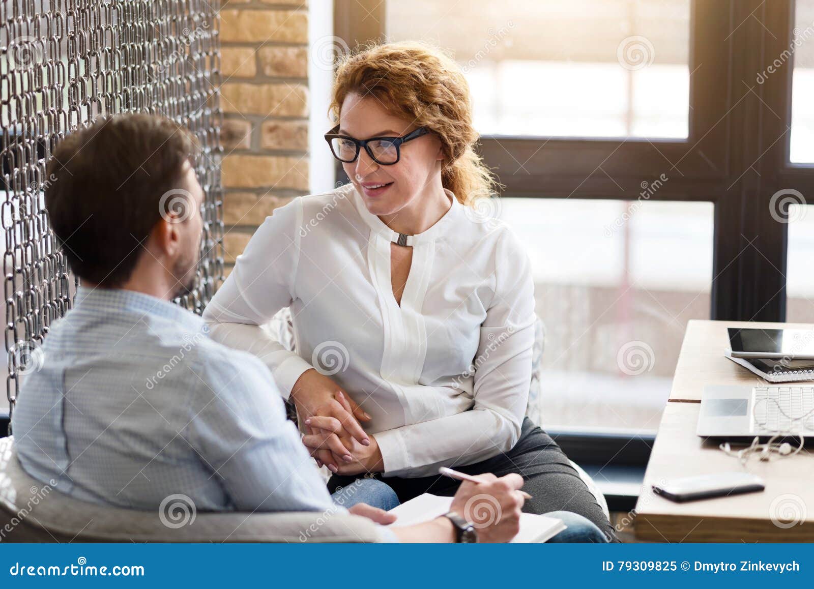 https://thumbs.dreamstime.com/z/woman-talking-to-man-taking-notes-attentively-listening-pretty-ginger-women-having-conversation-men-sitting-79309825.jpg