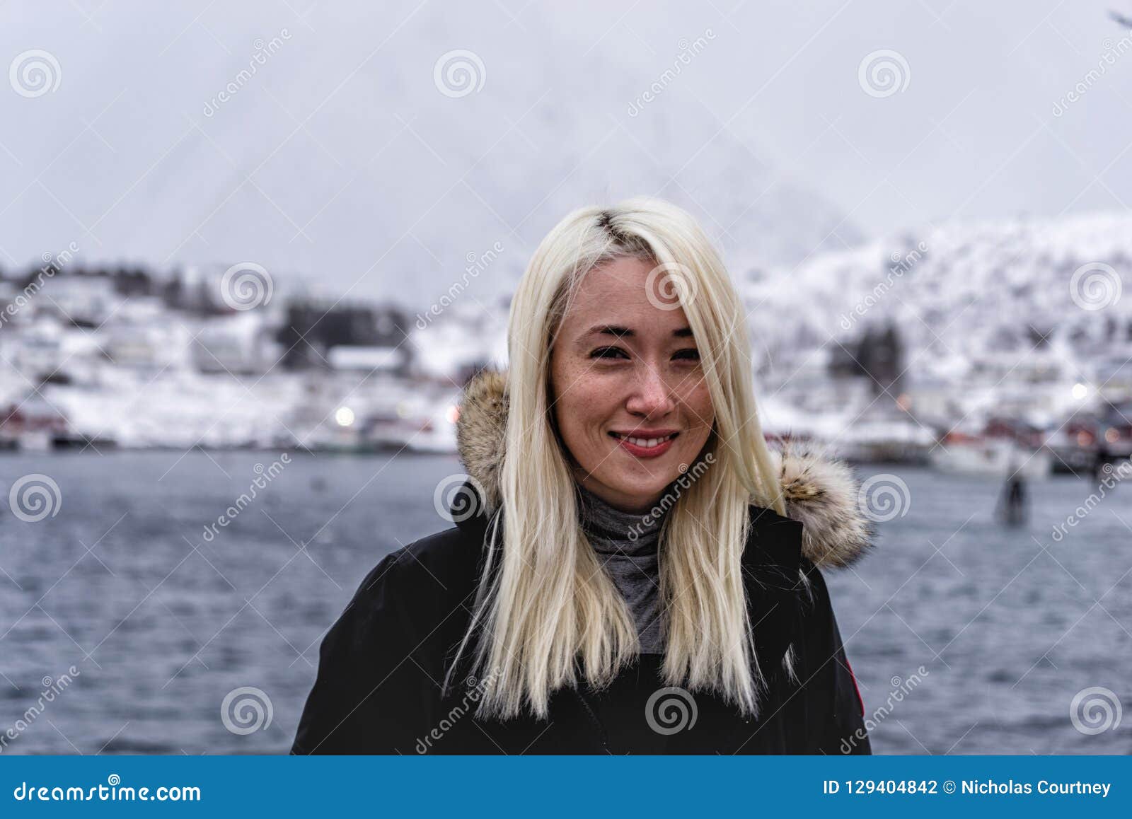 https://thumbs.dreamstime.com/z/woman-tourist-beautiful-mountains-lofoten-islands-archipelago-reine-norway-posing-129404842.jpg