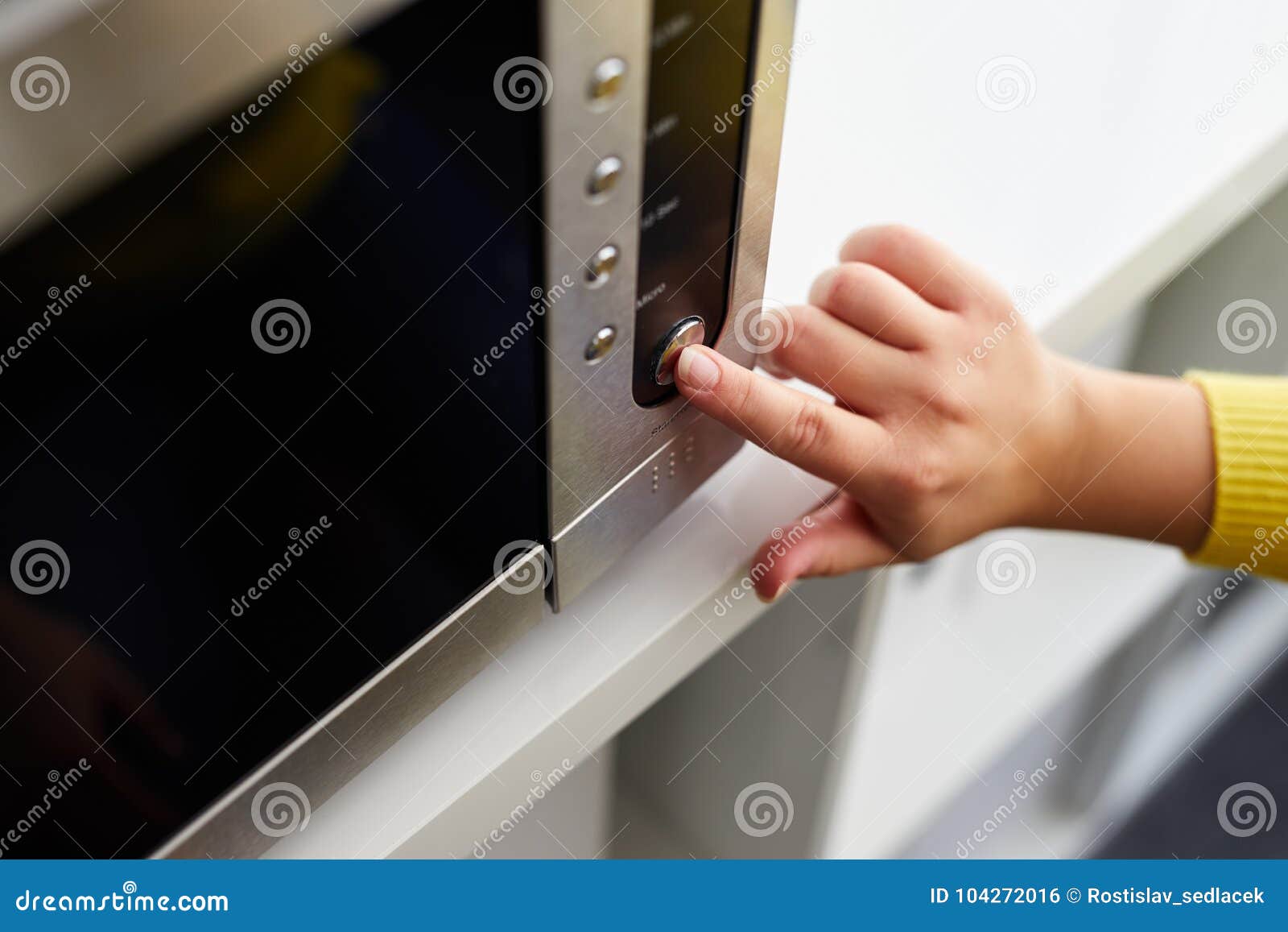 https://thumbs.dreamstime.com/z/woman-uses-microwave-oven-office-woman-uses-microwave-oven-104272016.jpg