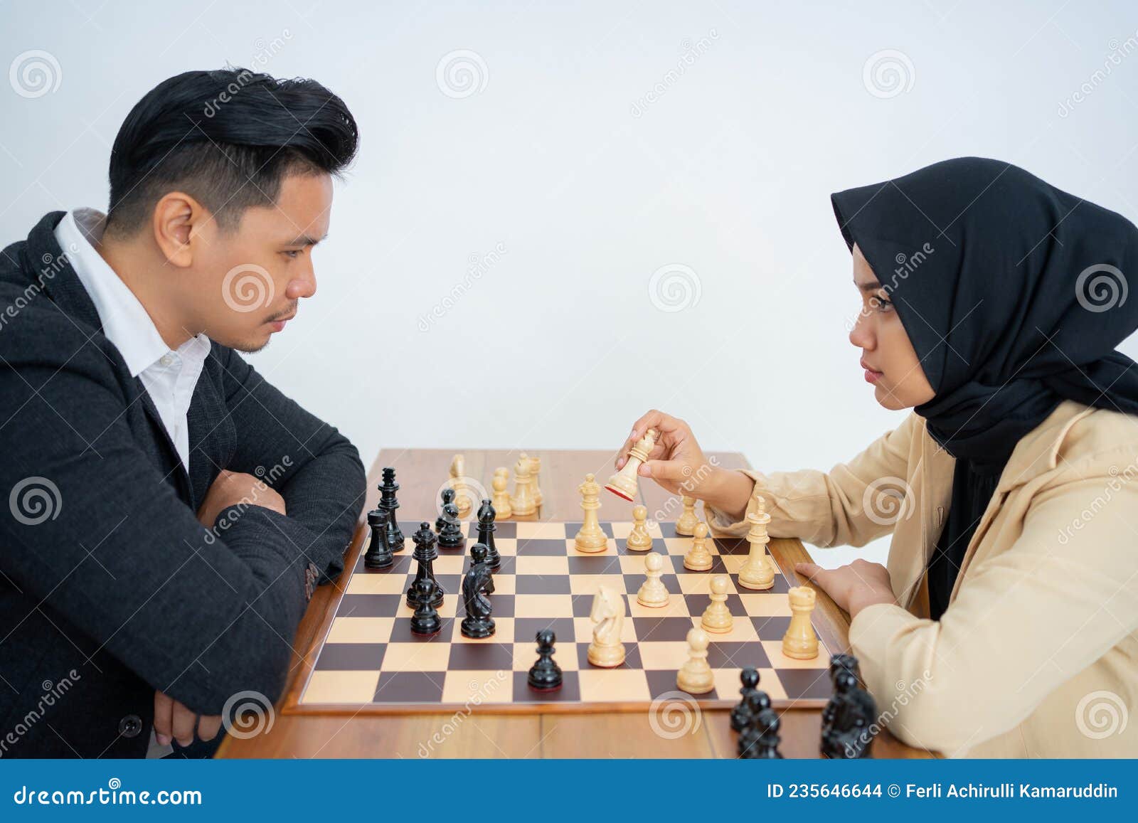 Two business women play chess hi-res stock photography and images - Alamy