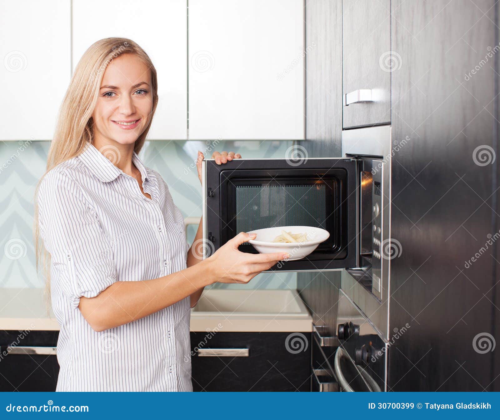 https://thumbs.dreamstime.com/z/woman-warms-up-food-microwave-young-30700399.jpg